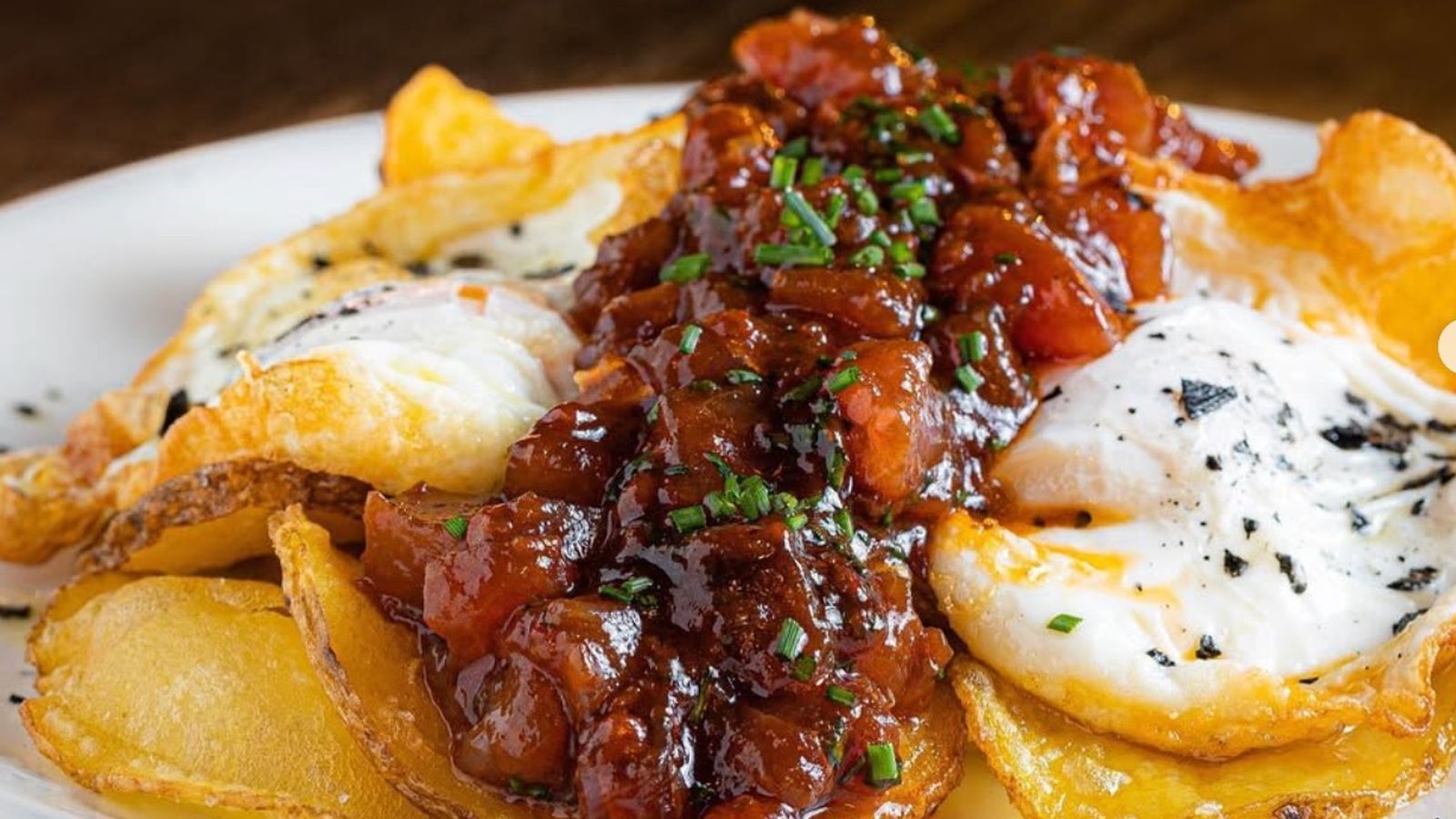 Huevos fritos con tartar de atún rojo de Leña al lomo