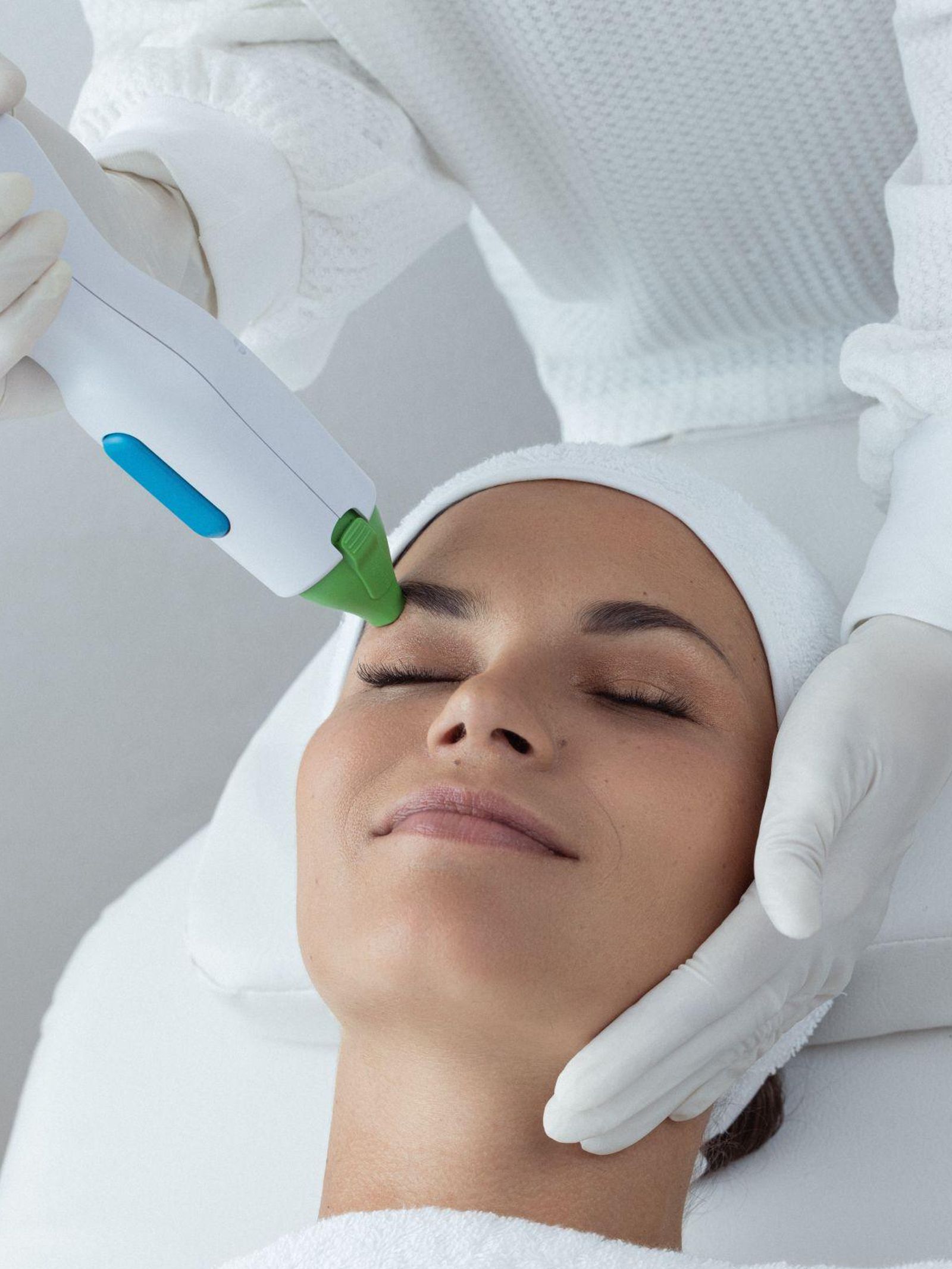 Una mujer recibe el tratamiento innovador de DEMYA Clínica Picó