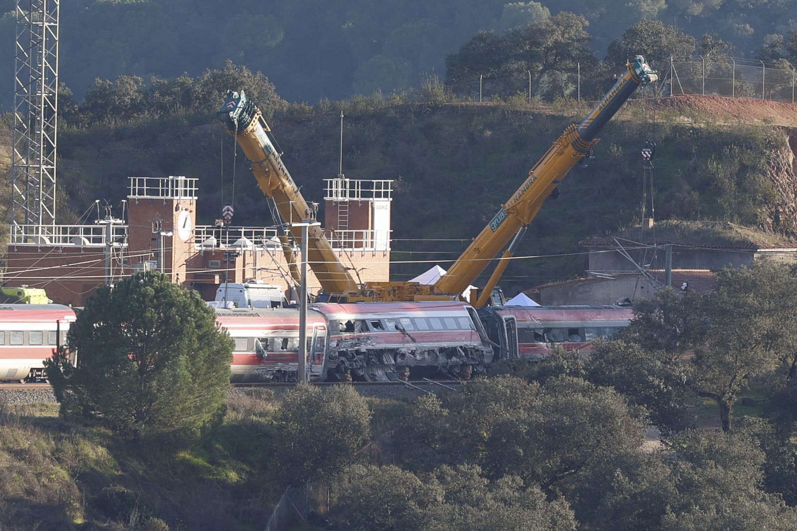Las grúas trabajando en el siniestro ferroviario de Córdoba