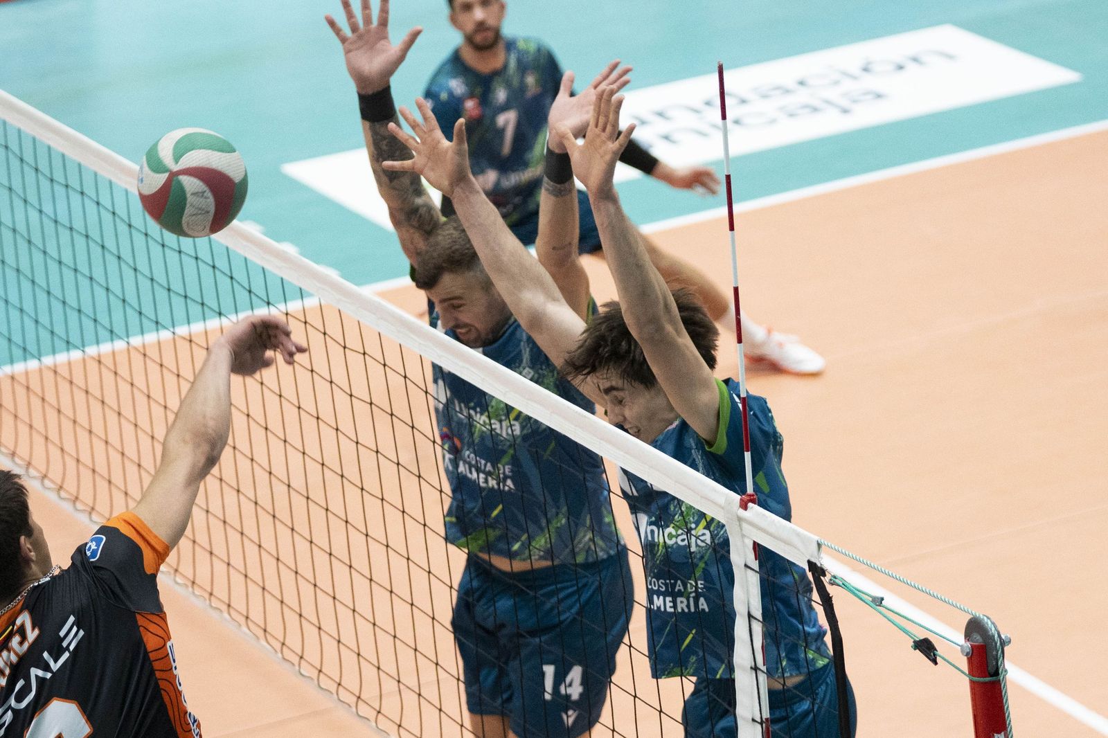 Las imágenes del partido entre Unicaja Costa de Almería y Pamesa Teruel de Superliga de voleibol