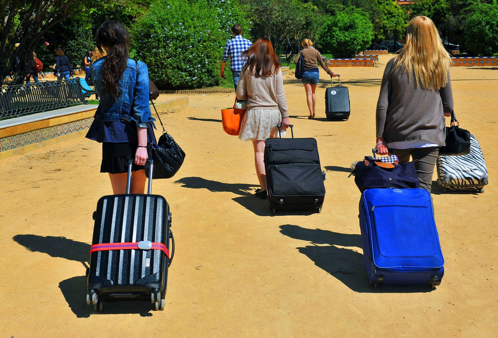 Jóvenes con maletas durante un viaje.