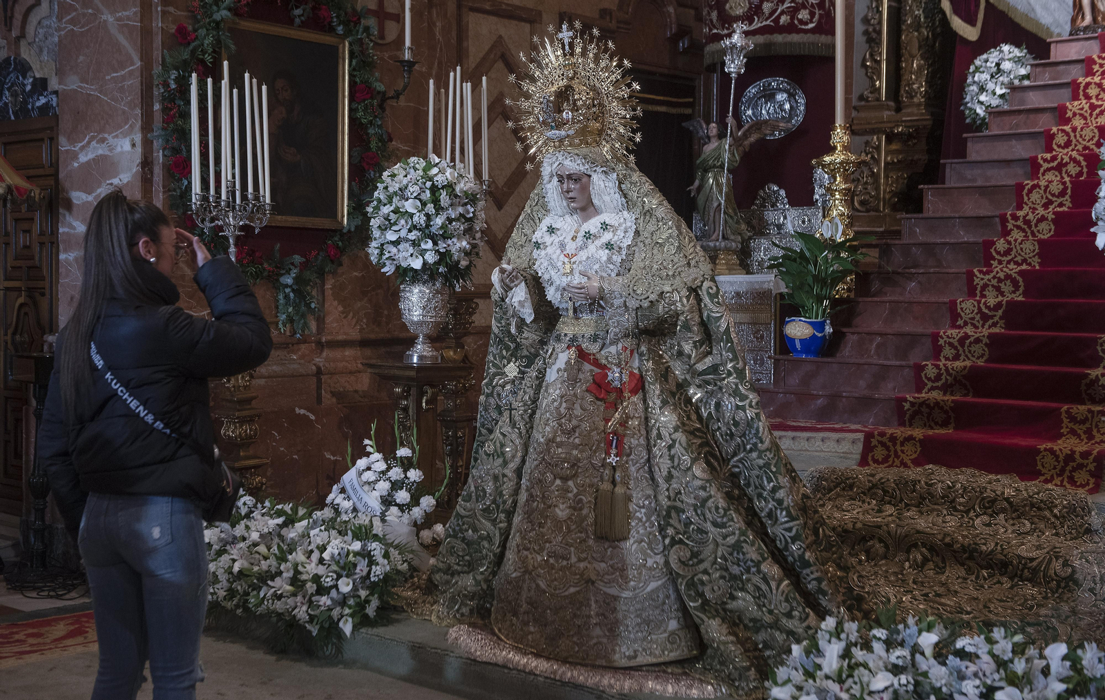 El besamanos de la Macarena, en imágenes