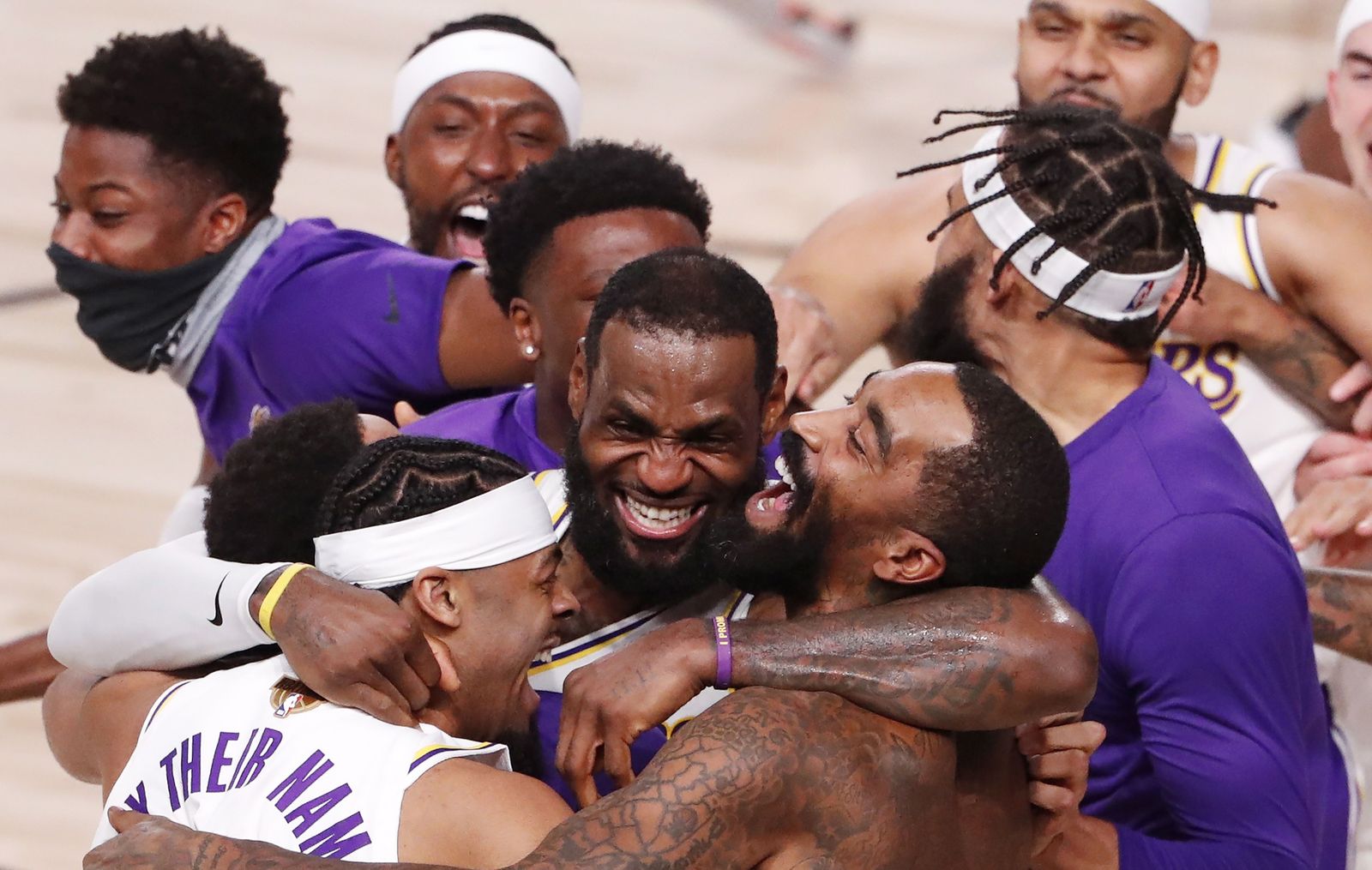 LeBron James celebra una victoria de los Lakers con sus compañeros