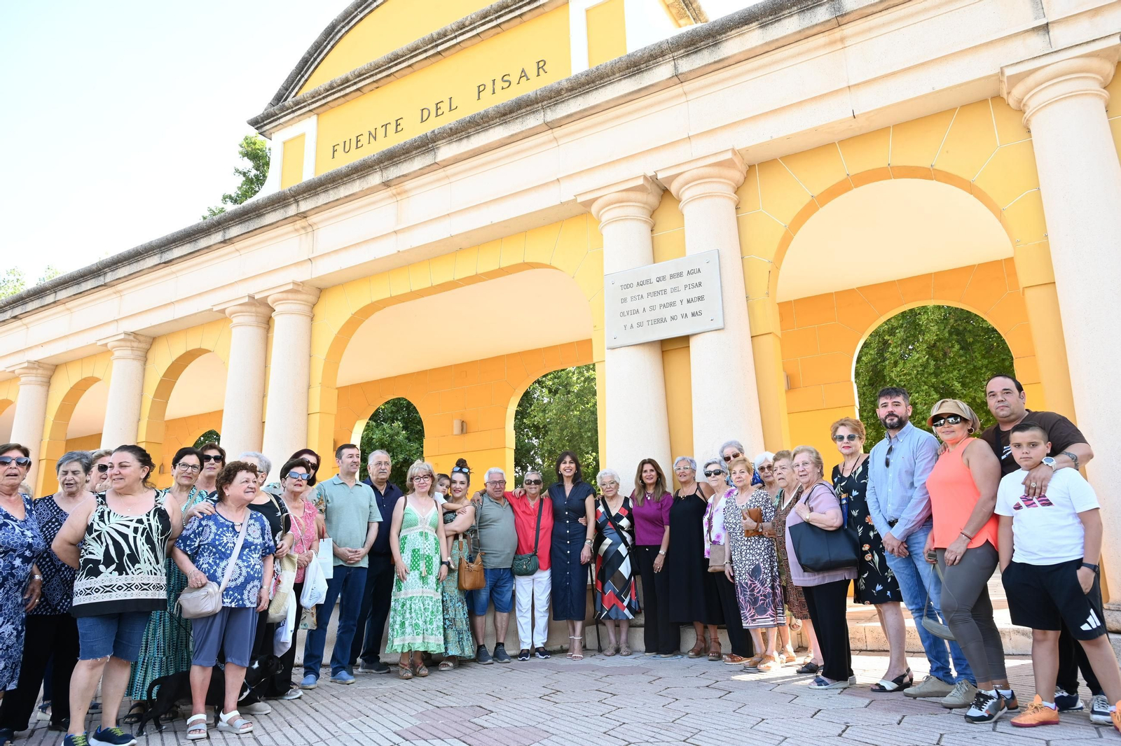 Inauguración de la nueva placa de la Fuente del Pisar con la Asociación de Vecinos La Esperanza Inauguración de la nueva placa de la Fuente del Pisar con la Asociación de Vecinos La Esperanza