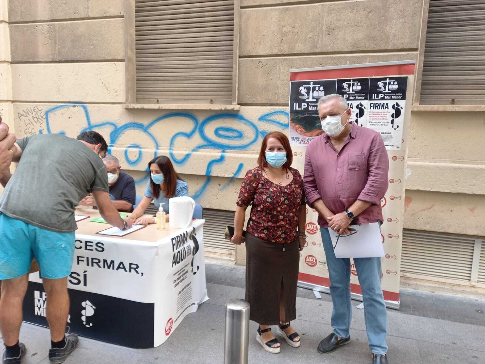 Recogida de firmas desarrollada ayer.