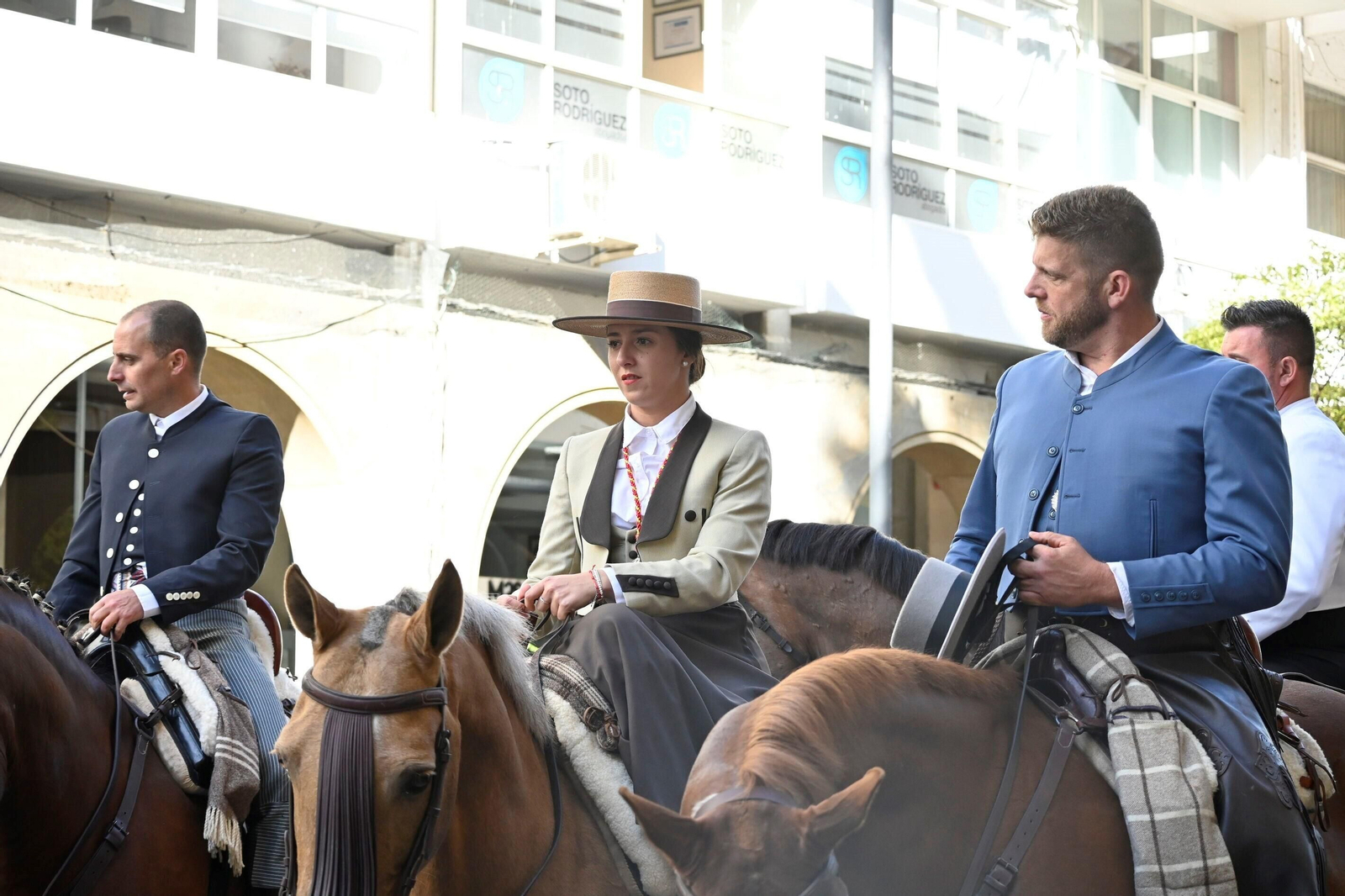 Imágenes de los peregrinos de la Hermandad de Emigrantes en su salida por las calles de Huelva