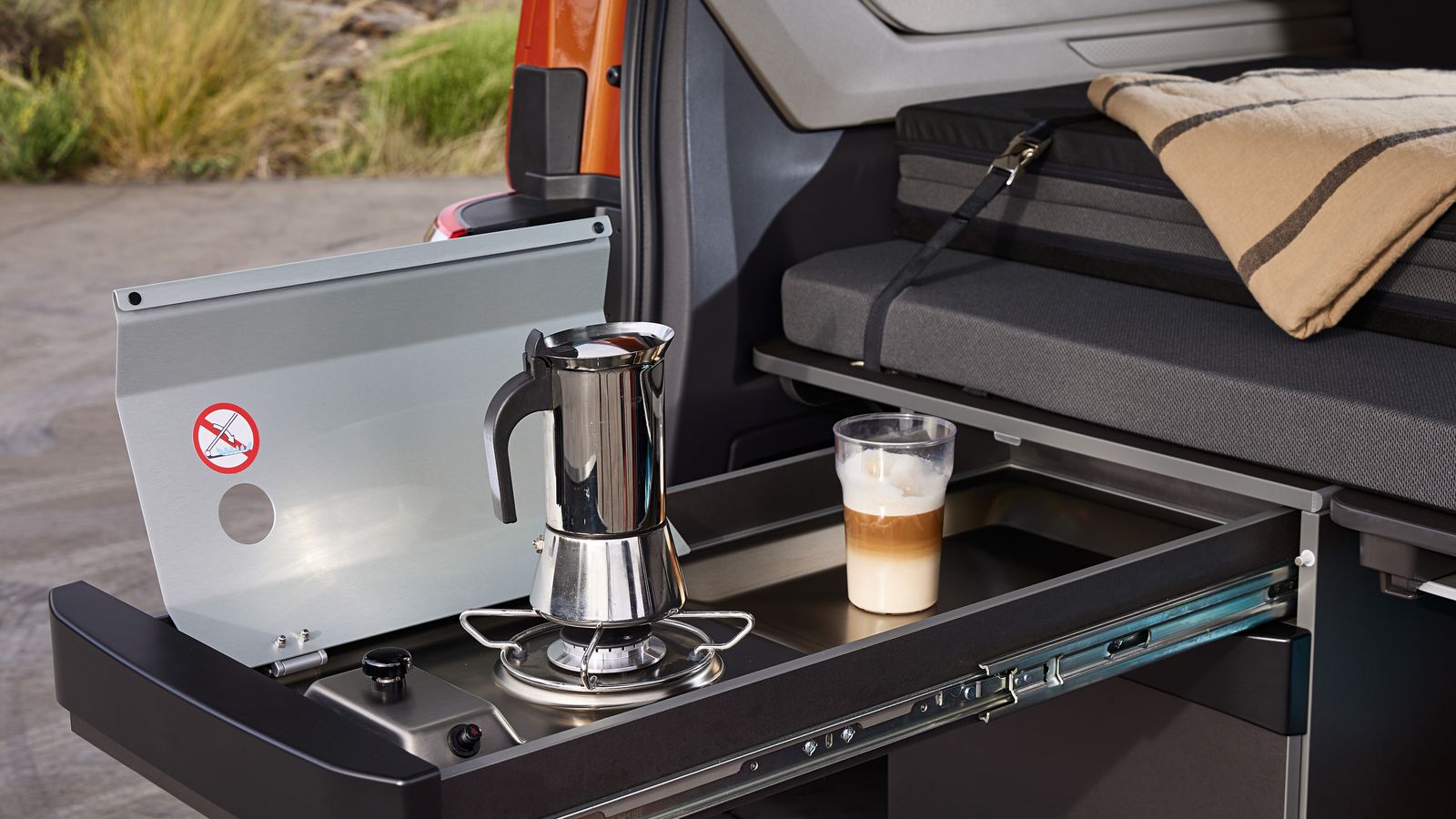 La cocina se instala en un módulo posterior en el caso de los niveles de equipamiento intermedio, de manera que se usa desde el exterior, a cubierto del portón.