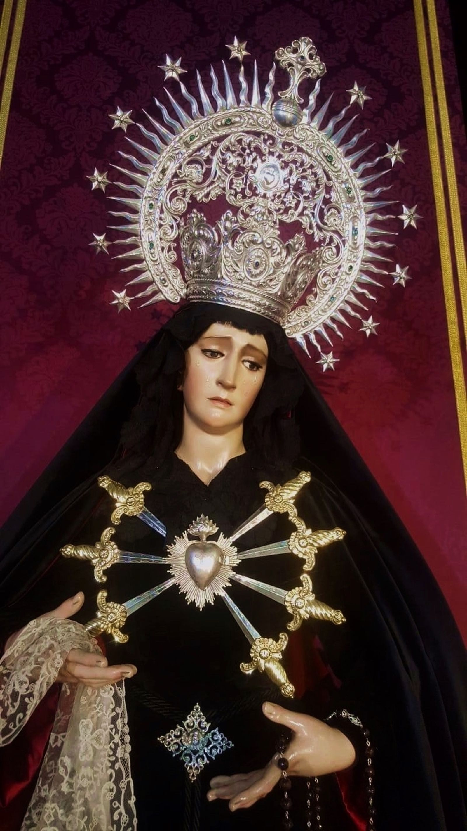 Nuestra Señora de los Dolores vestida de luto estos días.