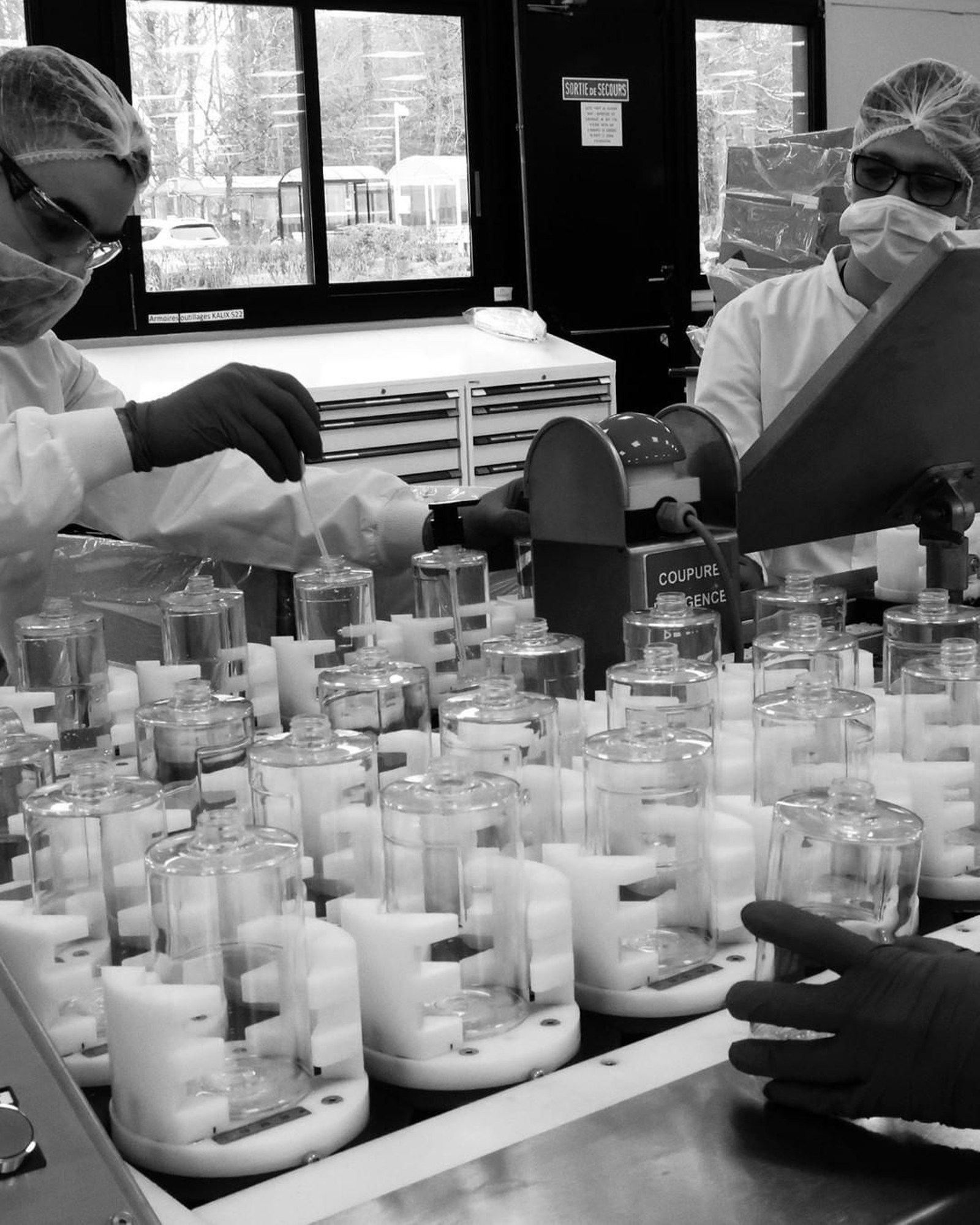 El grupo LVMH crea en sus talleres  gel hidroalcólico para los hospitales públicos de París