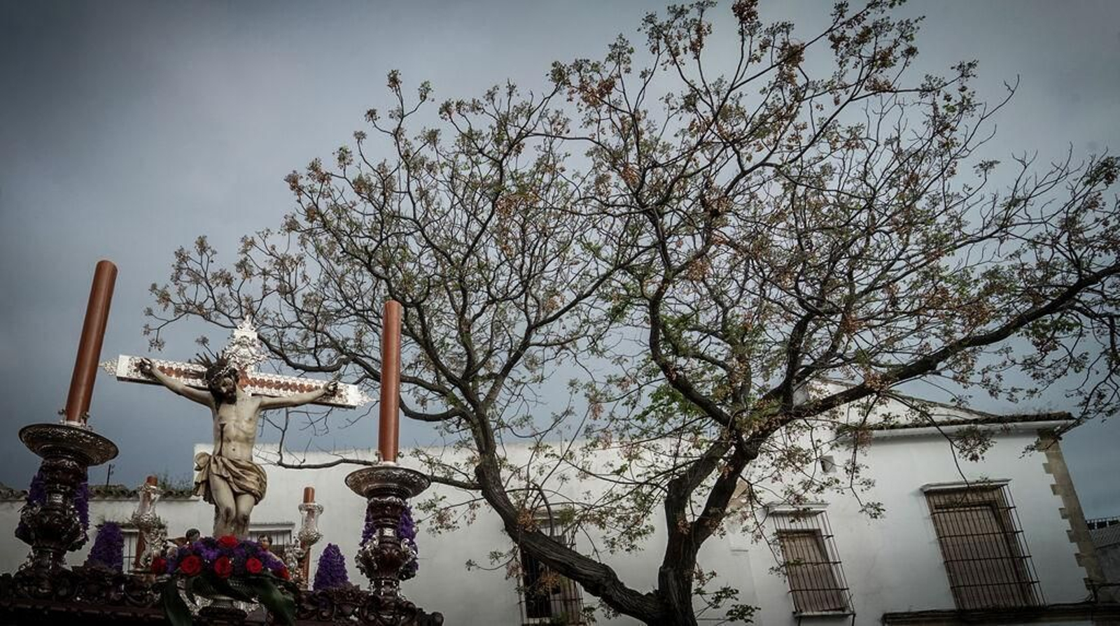 El viento acompañó a la Hermandad de Las Tres Caídas durante su salida procesional este pasado miércoles