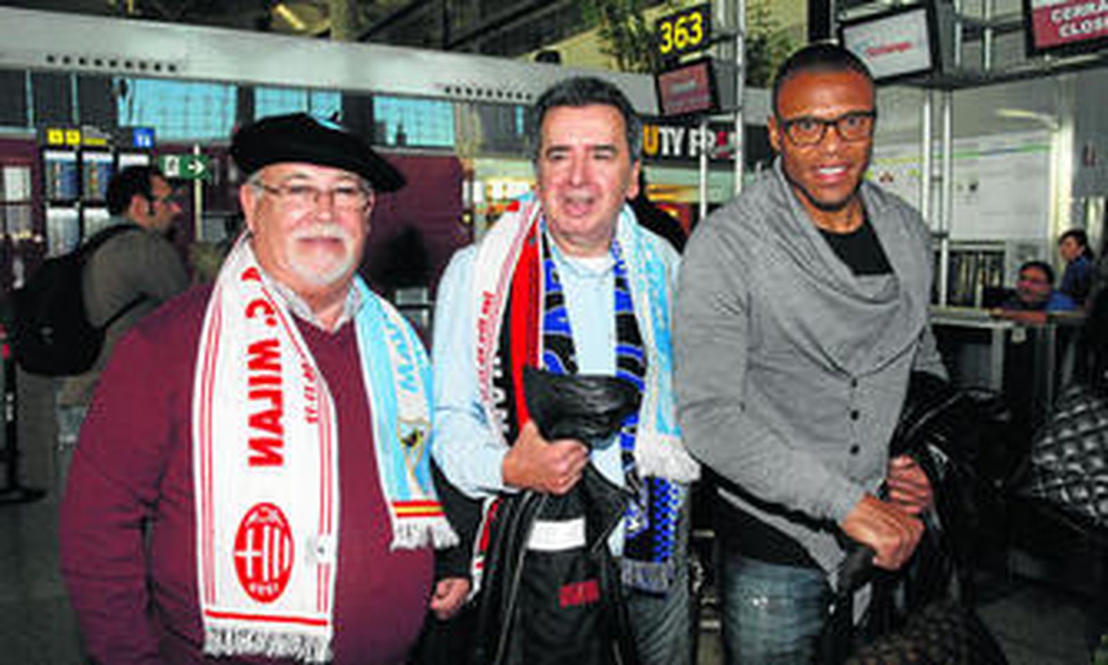 Varios seguidores del Málaga, con la bufanda conmemorativa del partido de ida.