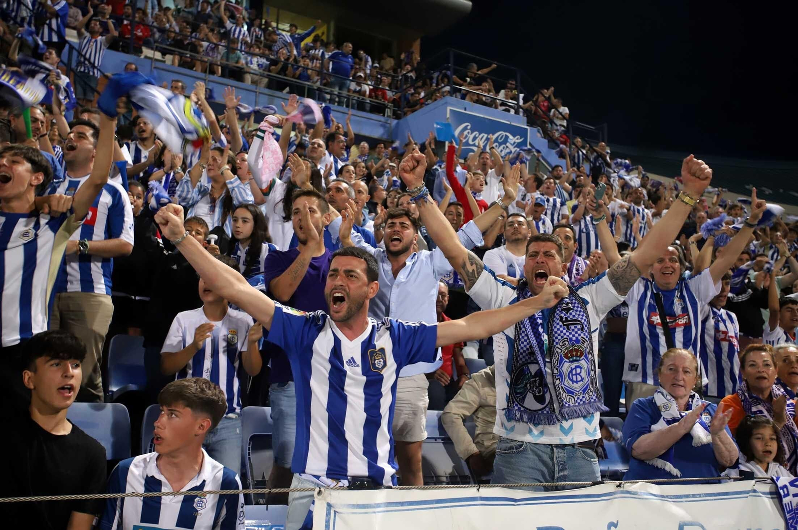 Imágenes del gran ambiente en el Nuevo Colombino en el ascenso del Recre