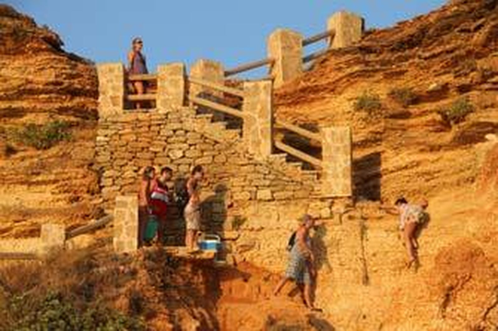 Los usuarios tienen que sortear numerosos obstáculos para poder llegar a determinadas calas conileñas. /Manuel Aragón Pina