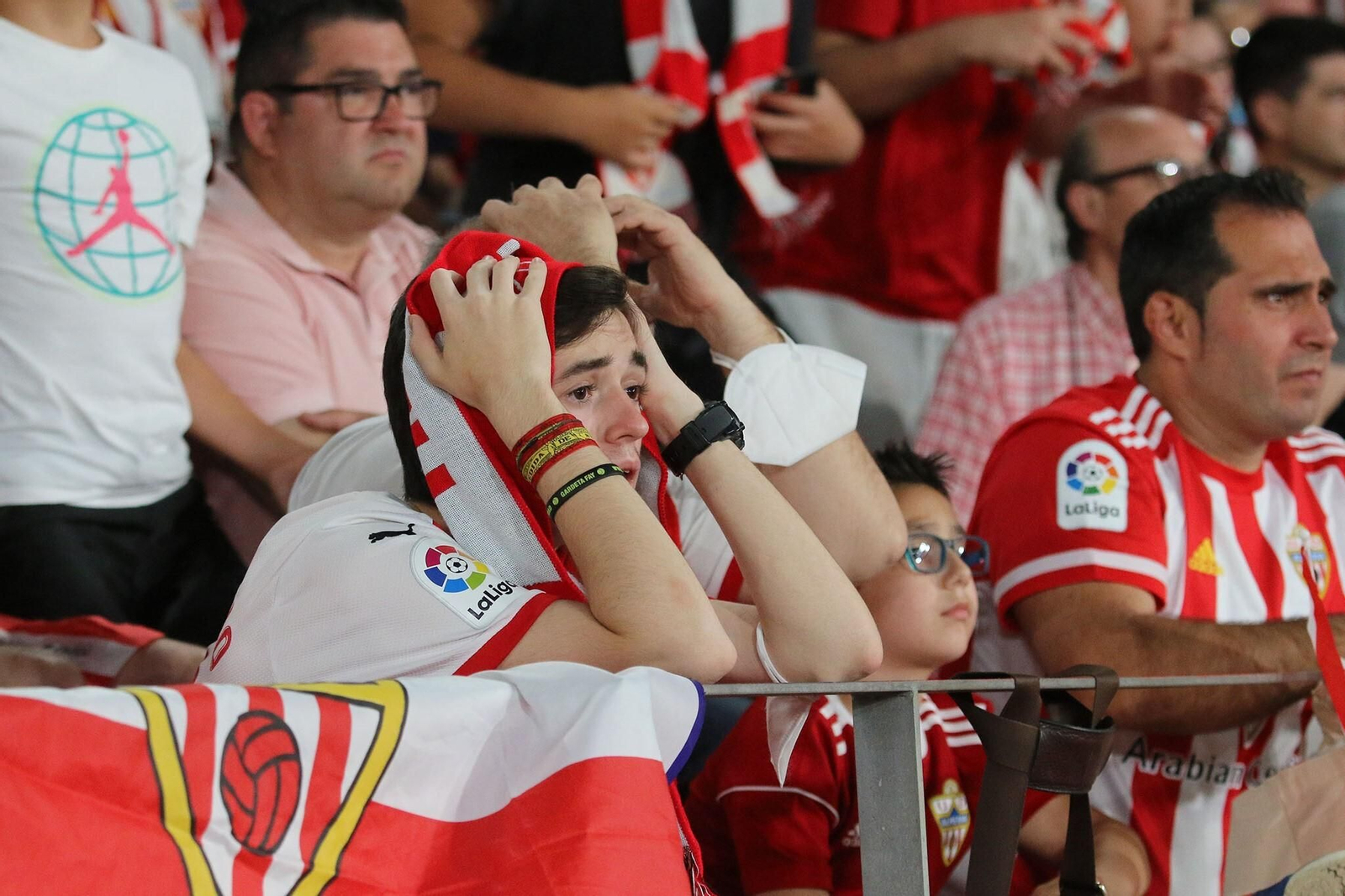 Las imágenes de la decepción de los aficionados del Almería