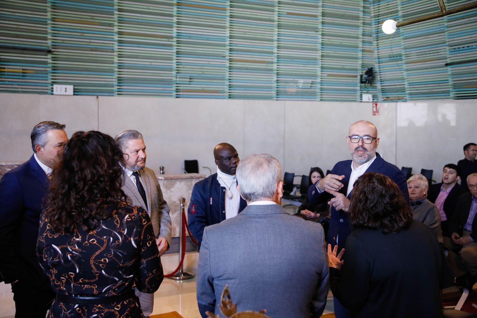 Imágenes de la entrega de las coronas a los emisarios de sus Majestades los Reyes Magos de Oriente