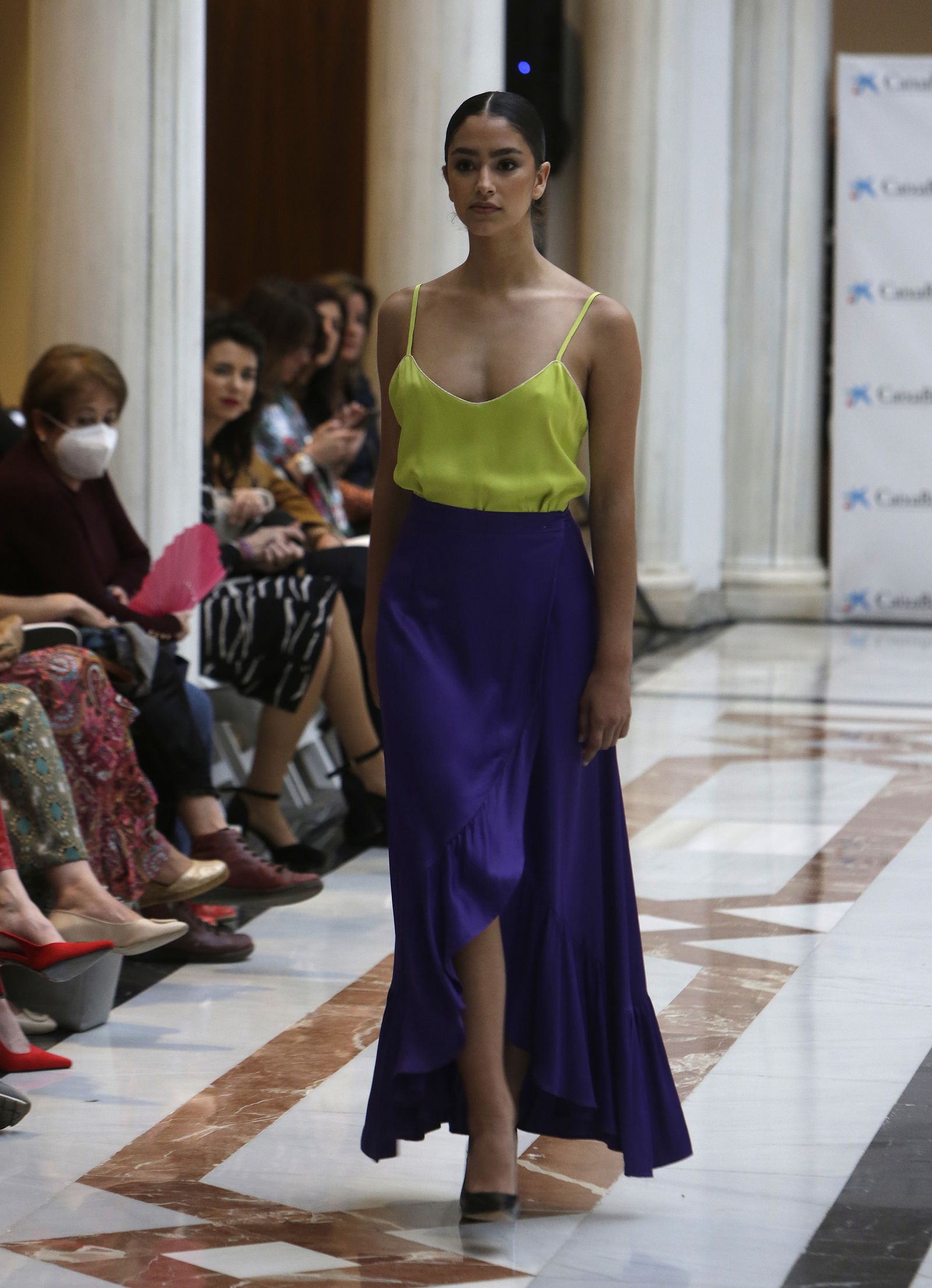 Desfile moda flamenca en las vísperas de la Feria de Abril CaixaBank