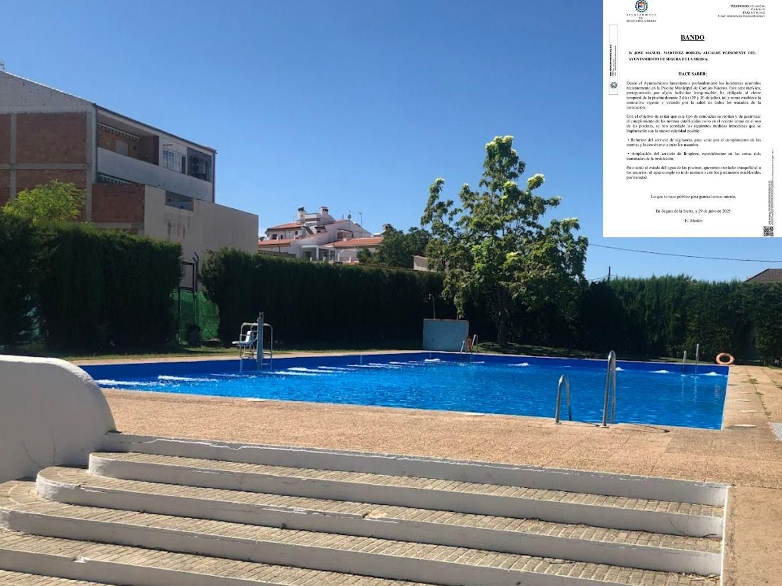 Piscina municipal de Cortijos Nuevos junto al bando de cierre de la misma.