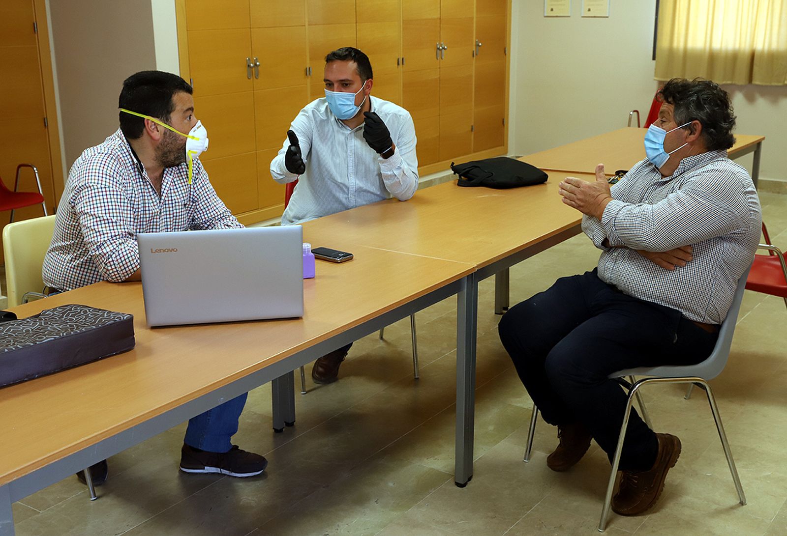 El delegado de Medio Rural, Jesús Alba, en el encuentro este lunes con el delegado de Alcaldía de Los Albarizones.