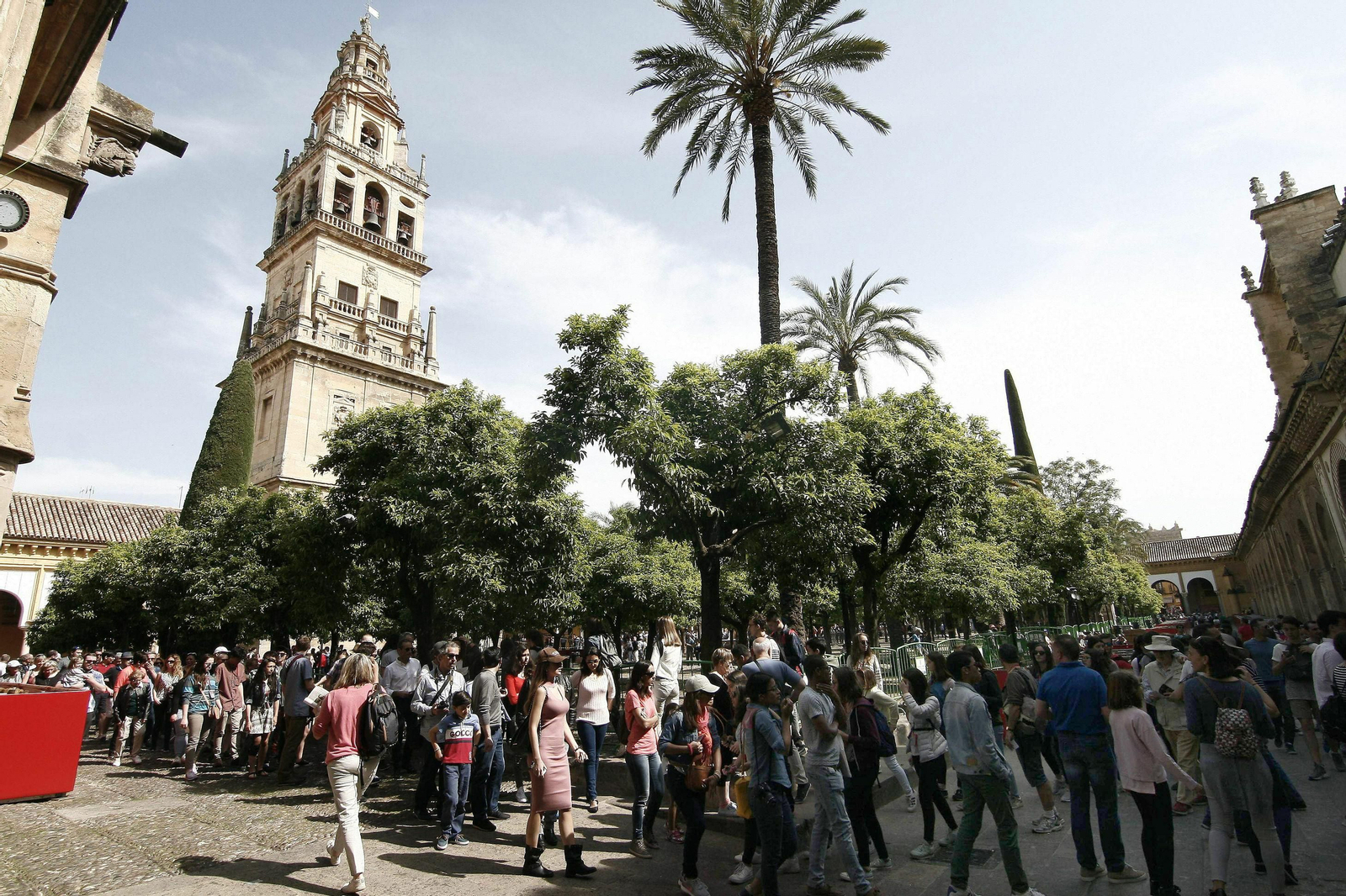 Turistas en el Patio de los Naranjos de la Mezquita de Córdoba