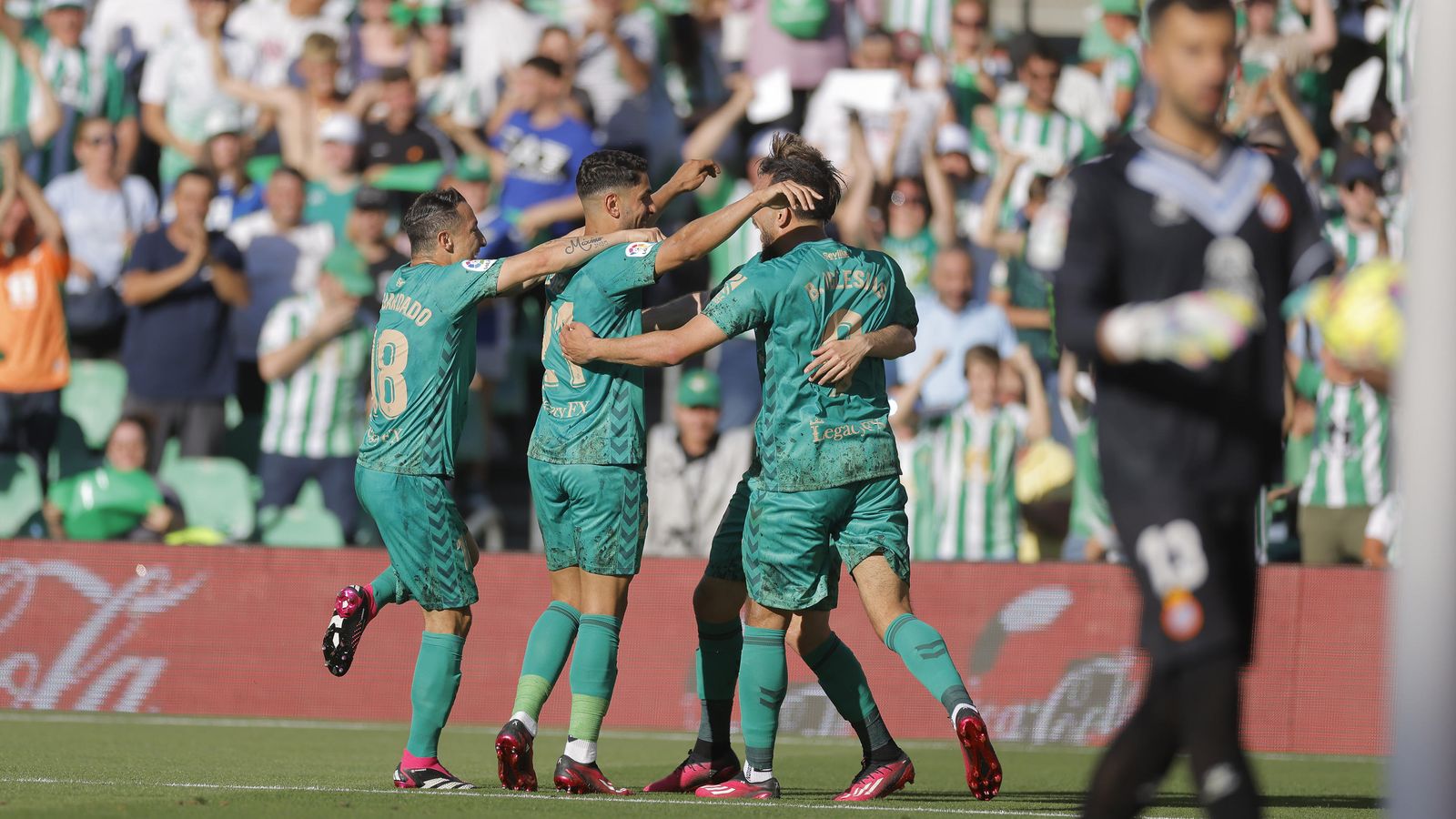 Los jugadores del Betis celebran uno de los goles anotados al Espanyol.