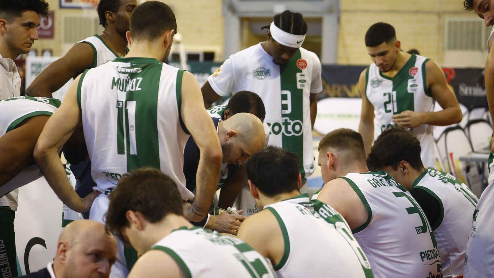 Nacho Pastor, técnico del Coto Córdoba, da instrucciones a sus jugadores en un tiempo muerto.