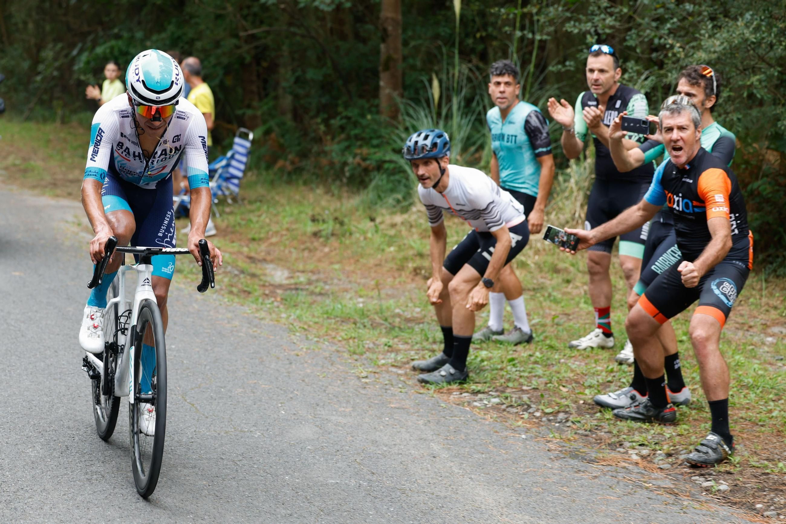 Las fotos de la Vuelta a España con el lío de la suspensión en Bilbao | Etapa 11