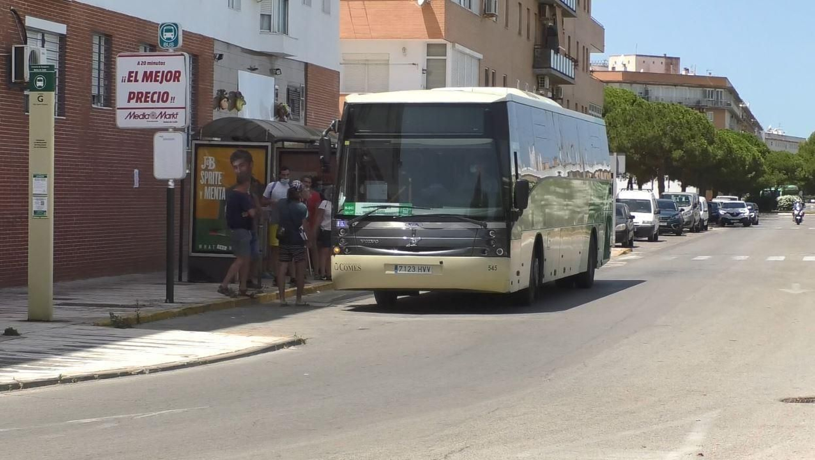 Una de las paradas de autobús en la barriada Río San Pedro