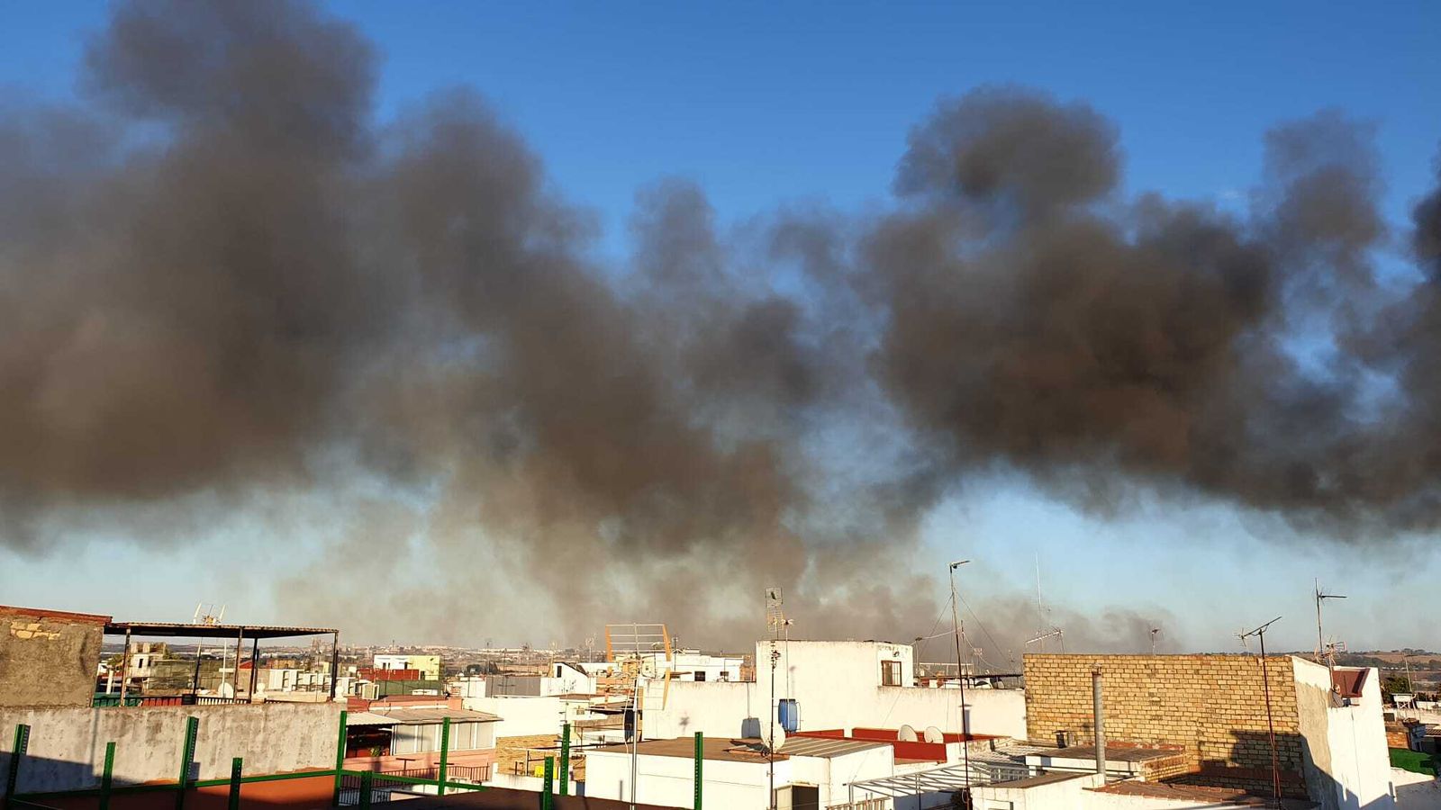Humo tóxico procedente de las quemas incontroladas que se adentra en Palmete.