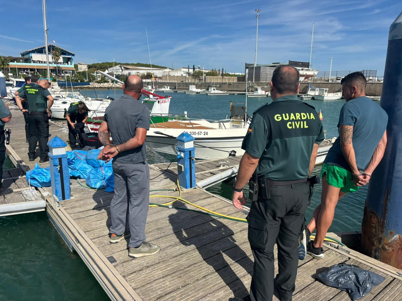 Intervención de la Guardia Civil en el puerto deportivo de Barbate este sábado