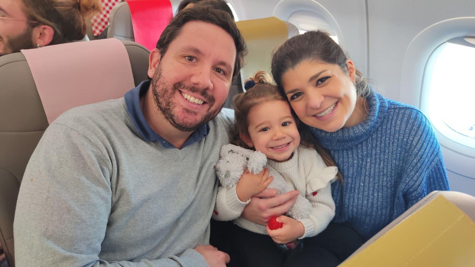 Irene Jiménez, Javier Tomás y la pequeña Inés volvían para ver a su familia en Navidad