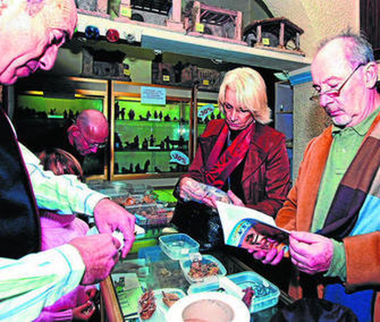 Teófila Martínez y Rodrigo Rato visitan un comercio gaditano durante las navidades de 2009.