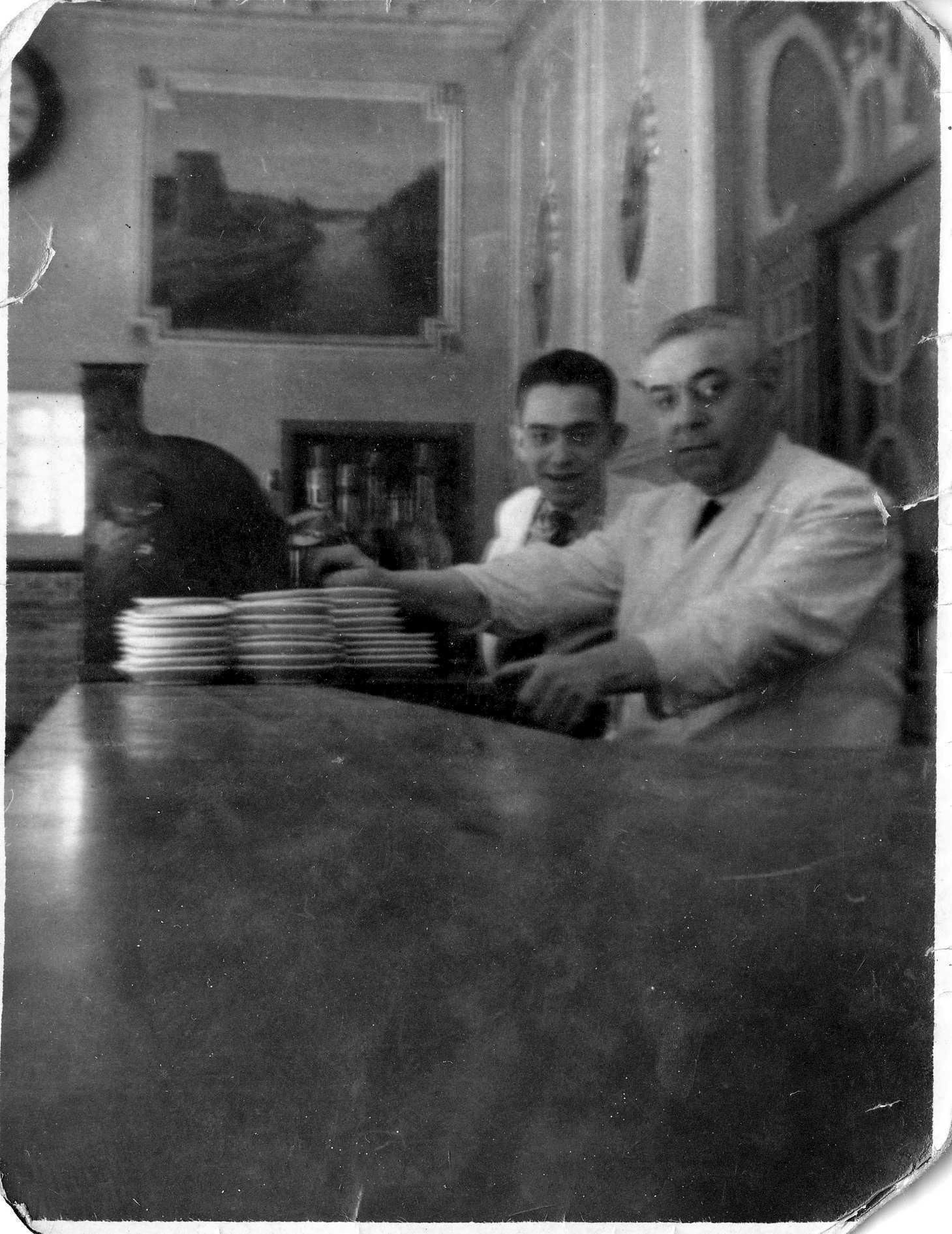 Ramón López en la barra de la Cervecería Viena.