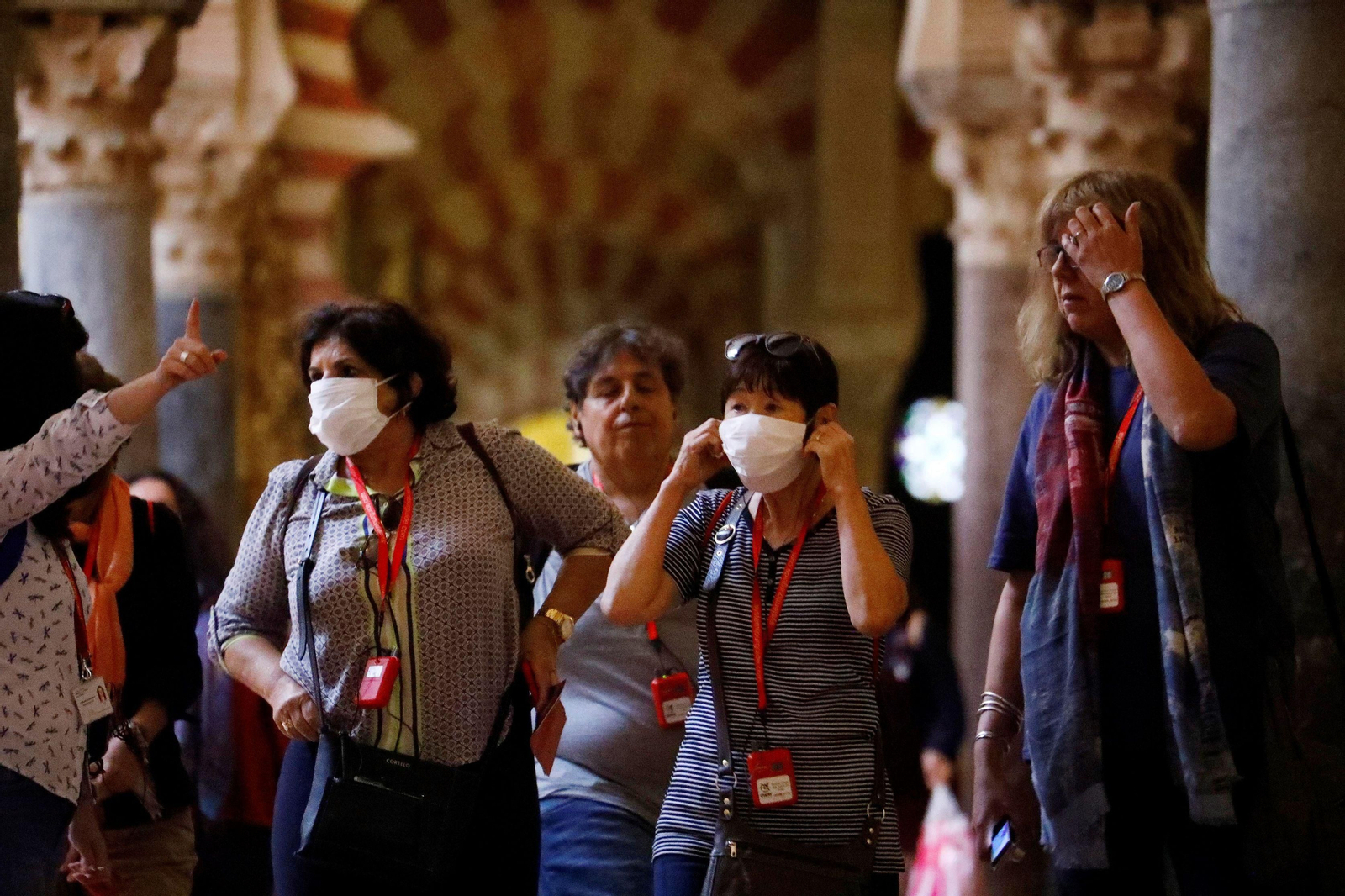 Turistas en el interior de la Mezquita-Catedral antes de la declaración del estado de alarma.