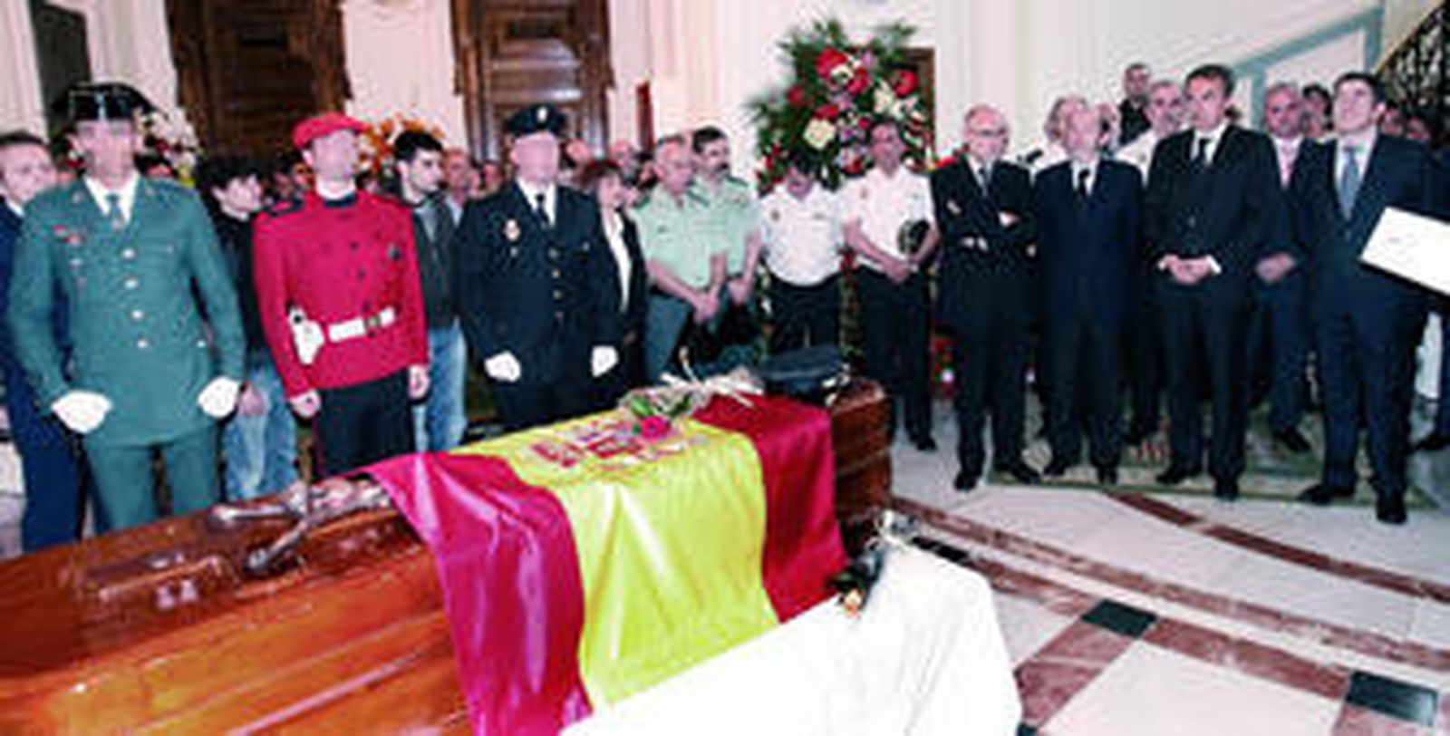Ares, Rubalcaba, Zapatero y López (de izda. a dcha.), ante el féretro con el cuerpo del inspector de Policía Eduardo Puelles.