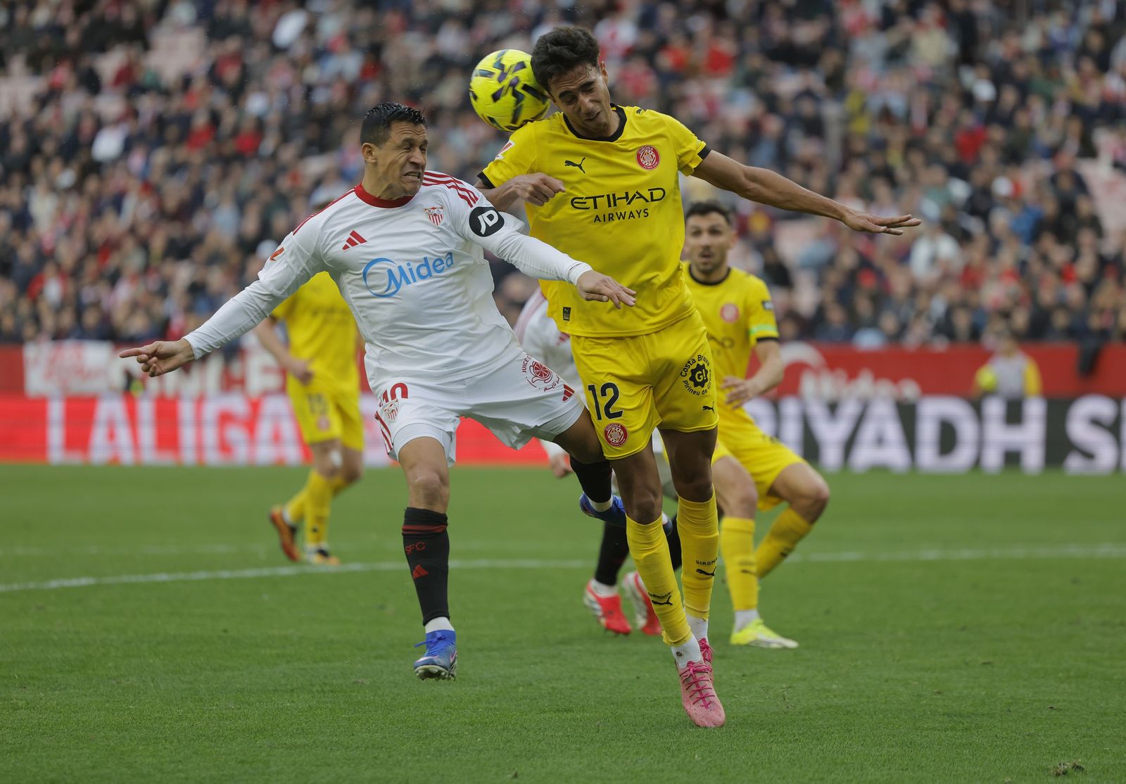 Alexis Sánchez salta con Vitor Reis sin opciones de llegar al balón.