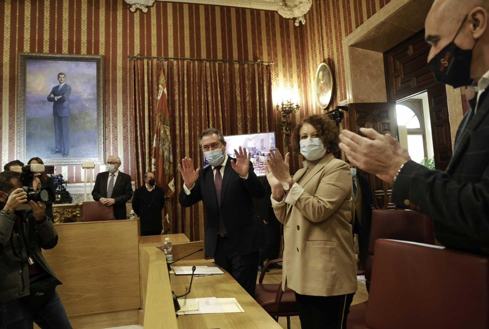 Espadas agradece los aplausos de todos los grupos municipales en el Pleno.