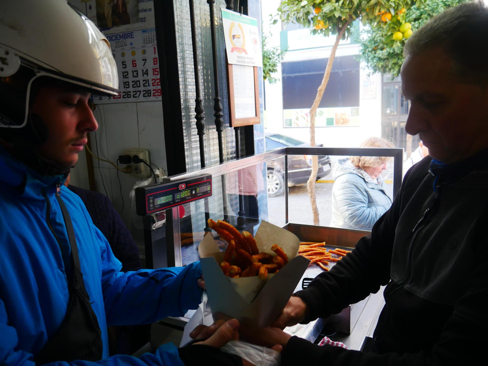 Preparando la salida de un reparto a domicilio.