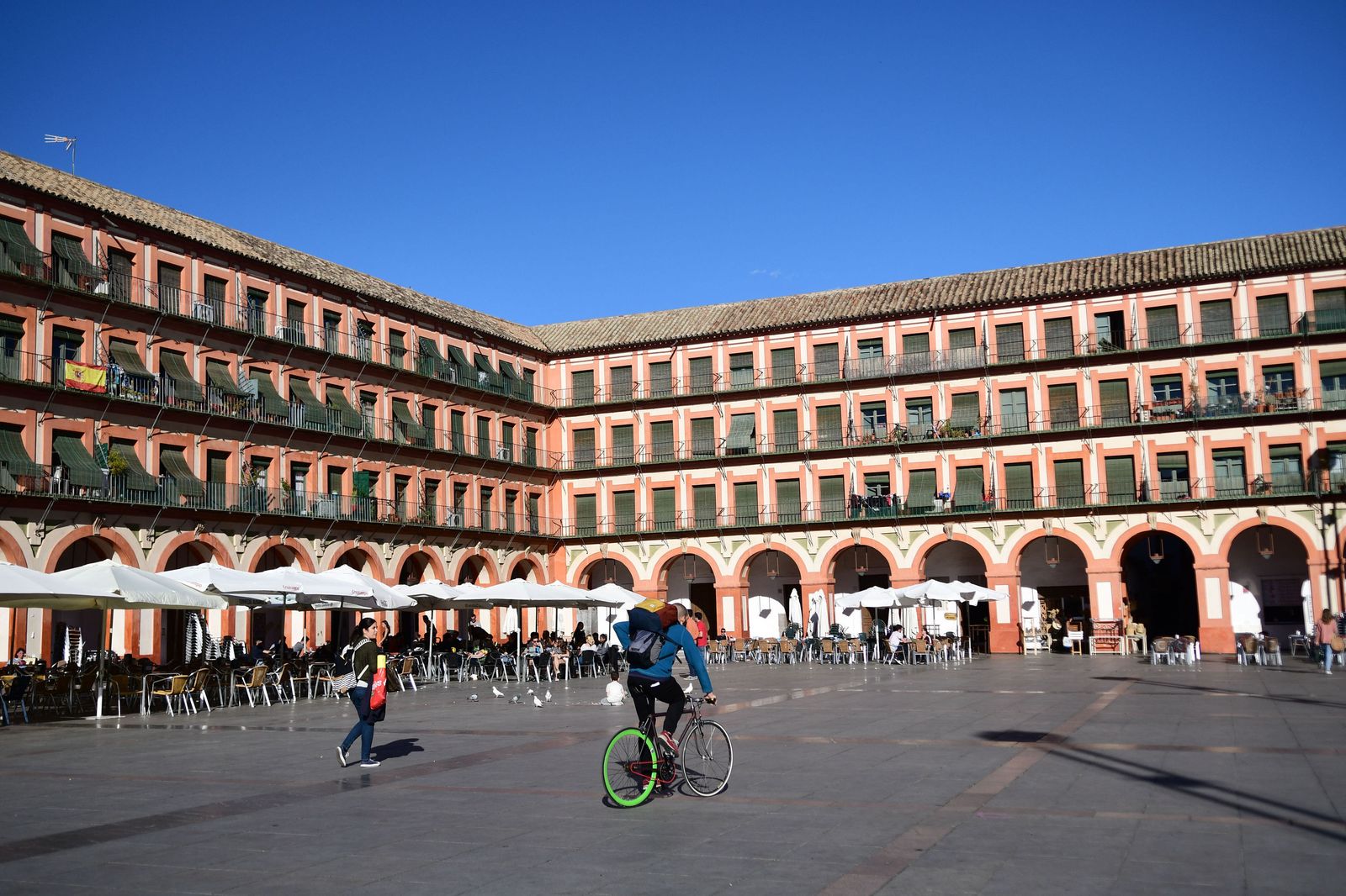 Varias personas en la plaza de la Corredera de Córdoba.