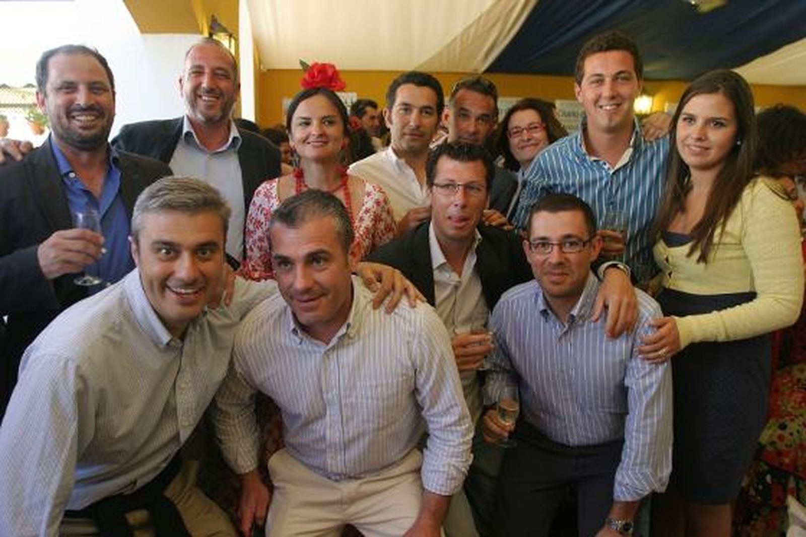 África Becerra,, el viceinterventor de Diputación Eduardo del Junco, Antonio Luna, Manuel Romero, y Marisa López, comercial del Diario, junto a unos amigos

Foto: Vanesa Lobo