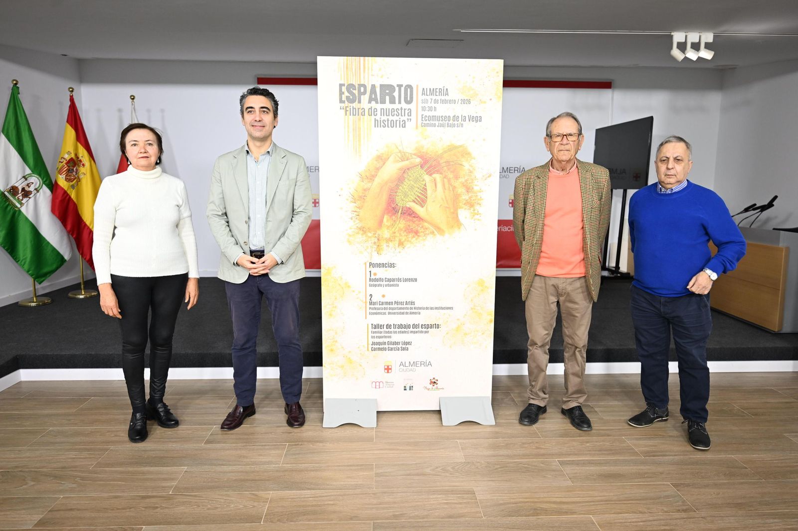 Pérez de la Blanca y los organizadores de las actividades del sábado sobre el esparto.