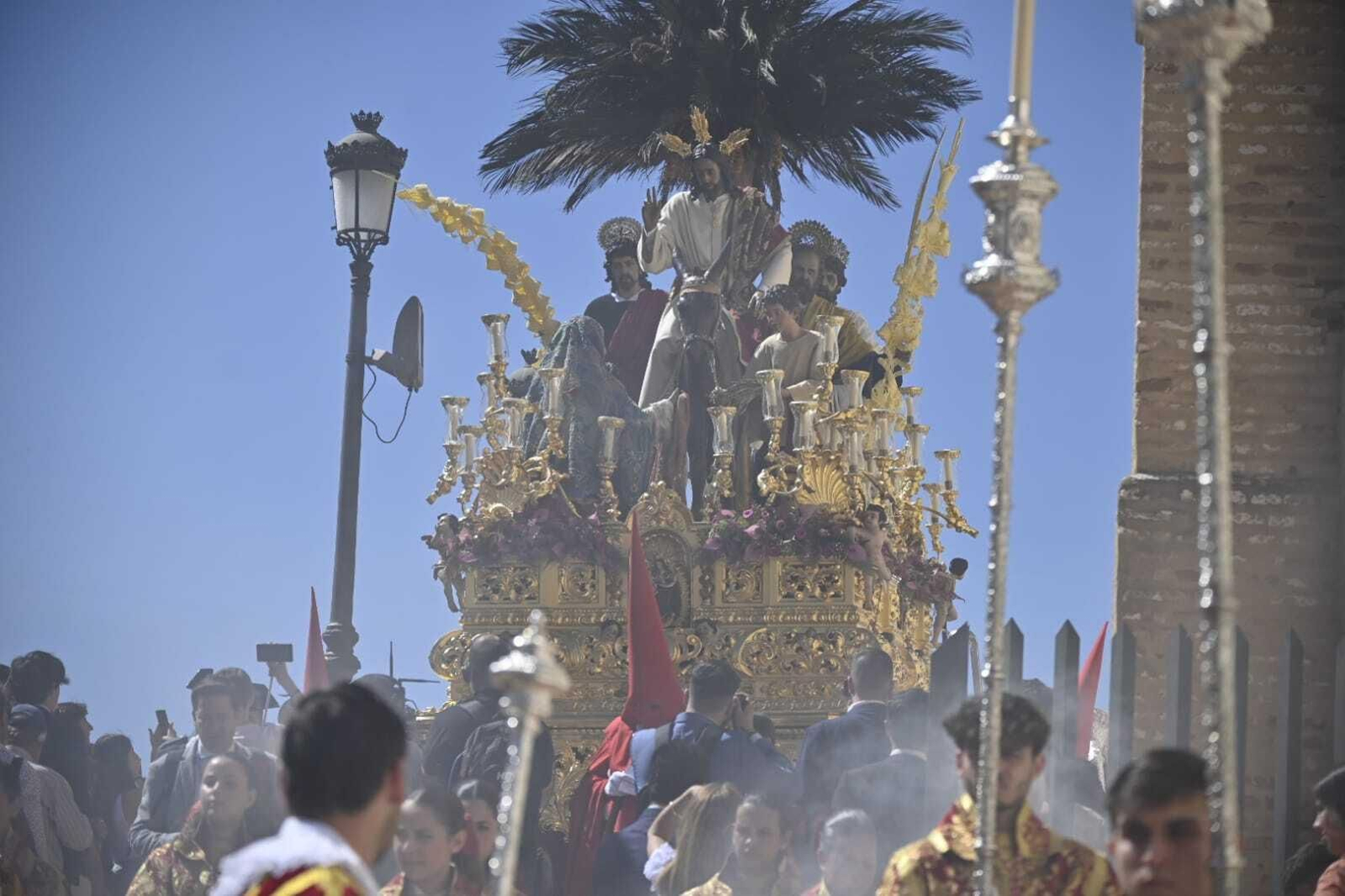 La Borriquita saluda a Huelva desde el porche de San Pedro