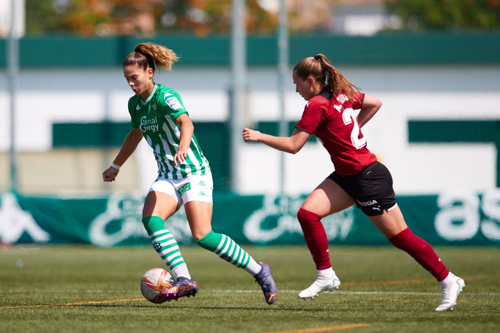 Stefanie da Eira conduciendo el balón.