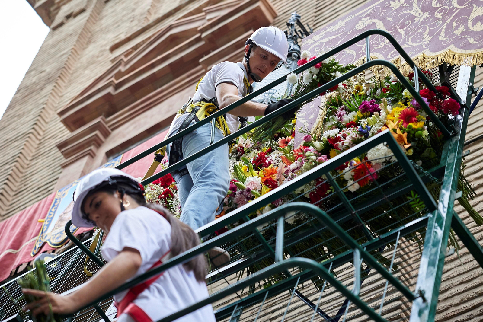 Granada se vuelca con la ofrenda floral en la Basílica de la Virgen de las Angustias