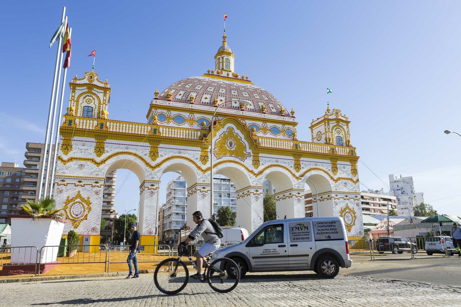 La portada de la Feria de Sevilla de 2019 desde el interior del recinto ferial.