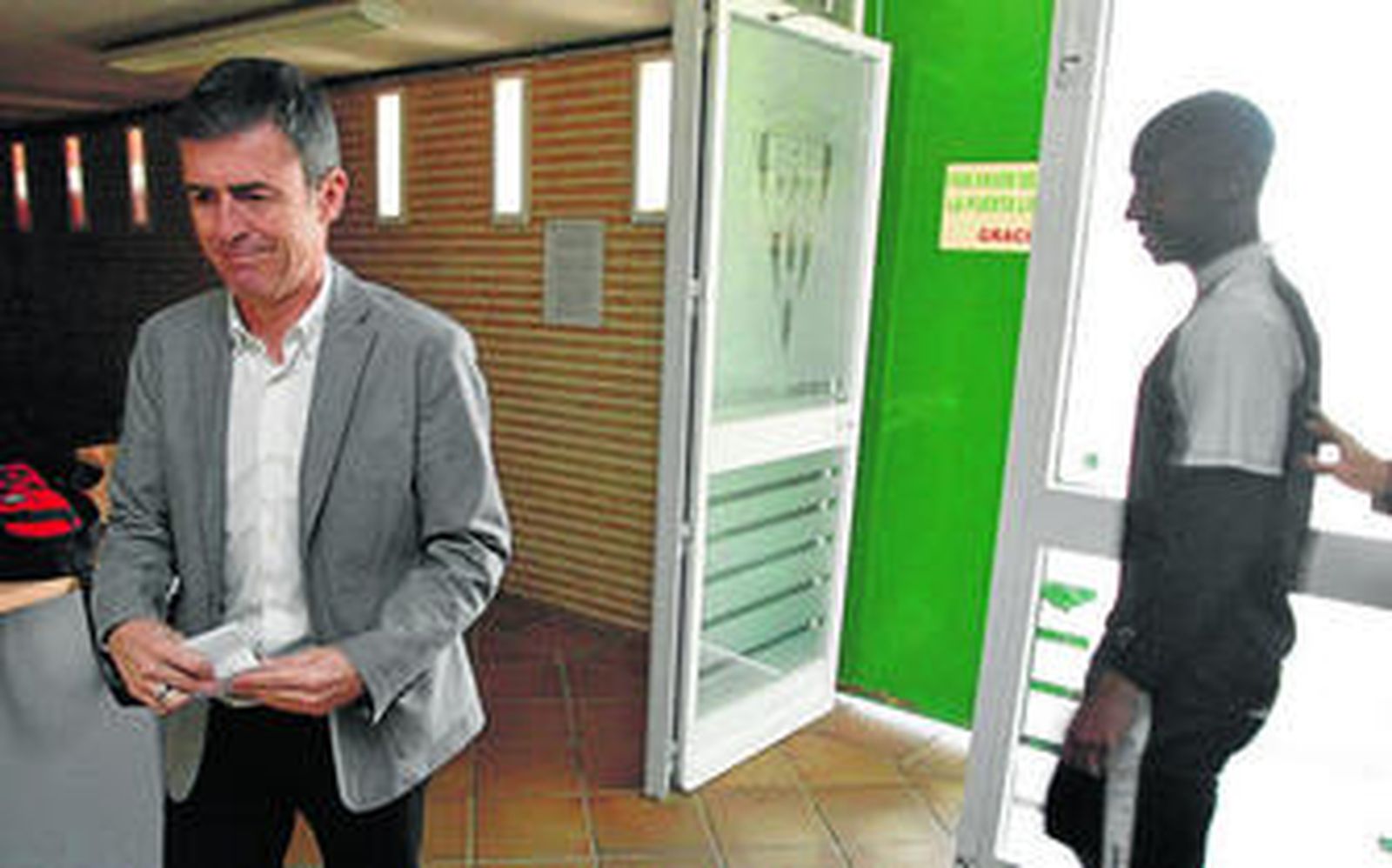 Lucas Alcaraz y Samuel Camille se cruzan entre la rueda de prensa de uno y otro en el estadio, ayer.