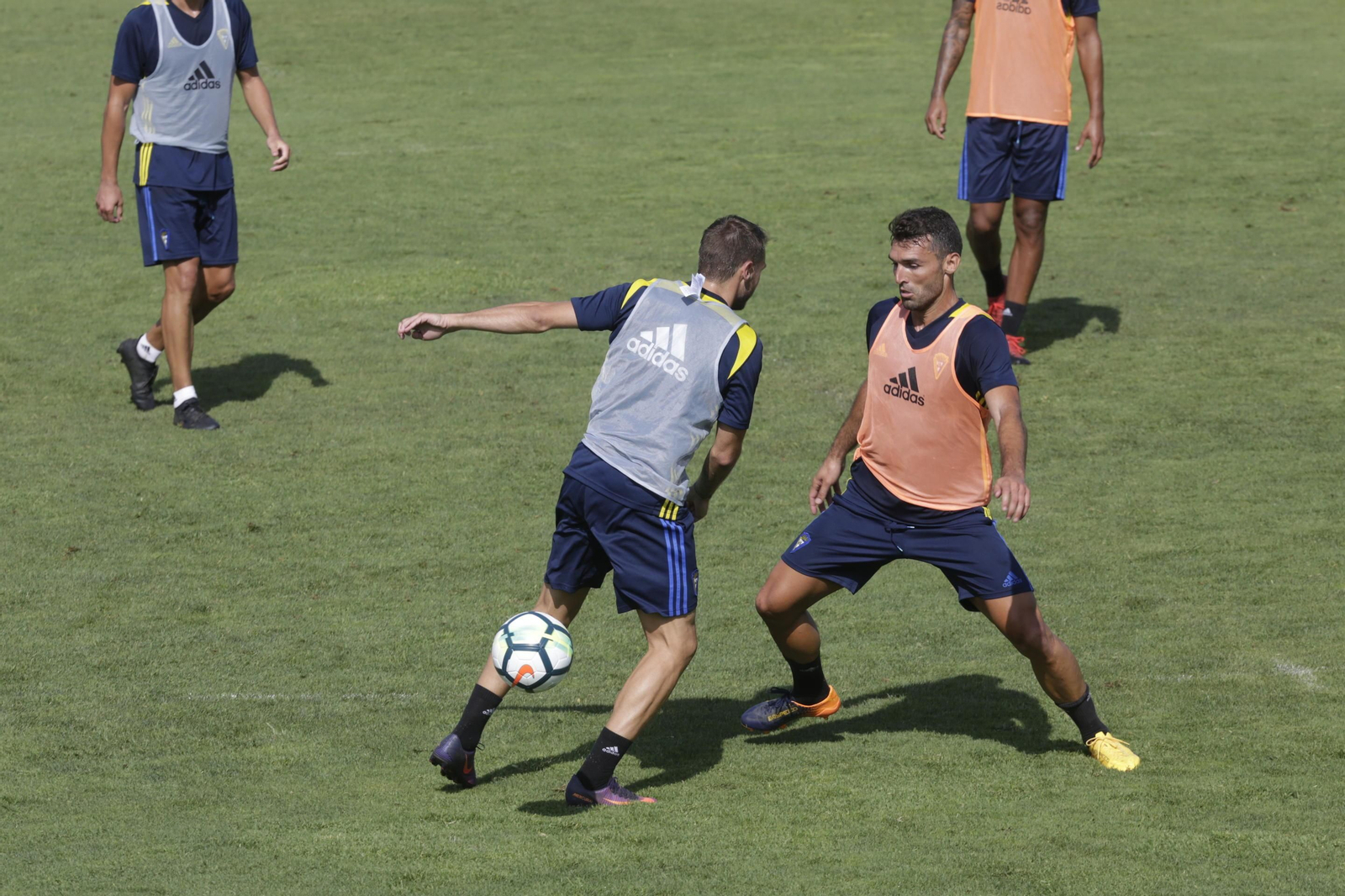 David Barral disputa el balón durante un entrenamiento en El Rosal.