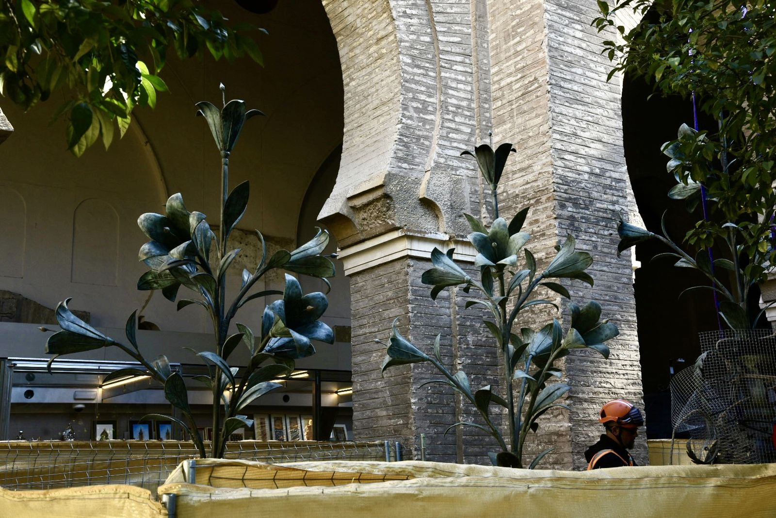 La retirada de las jarras de las azucenas de la Giralda, en imágenes