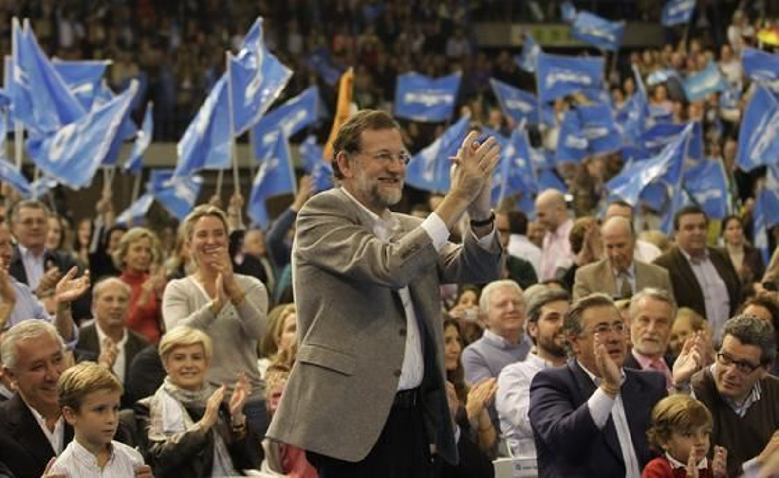 Mariano Rajoy ofrece un mitin en el palacio de deportes de Sevilla, con la presencia de Javier Arenas, Juan ignacio Zoido y Cristobal Montoro, entre otros miembros del Partido Popular.

Foto: El mitin del Partido Popular en Sevilla, en im?nes