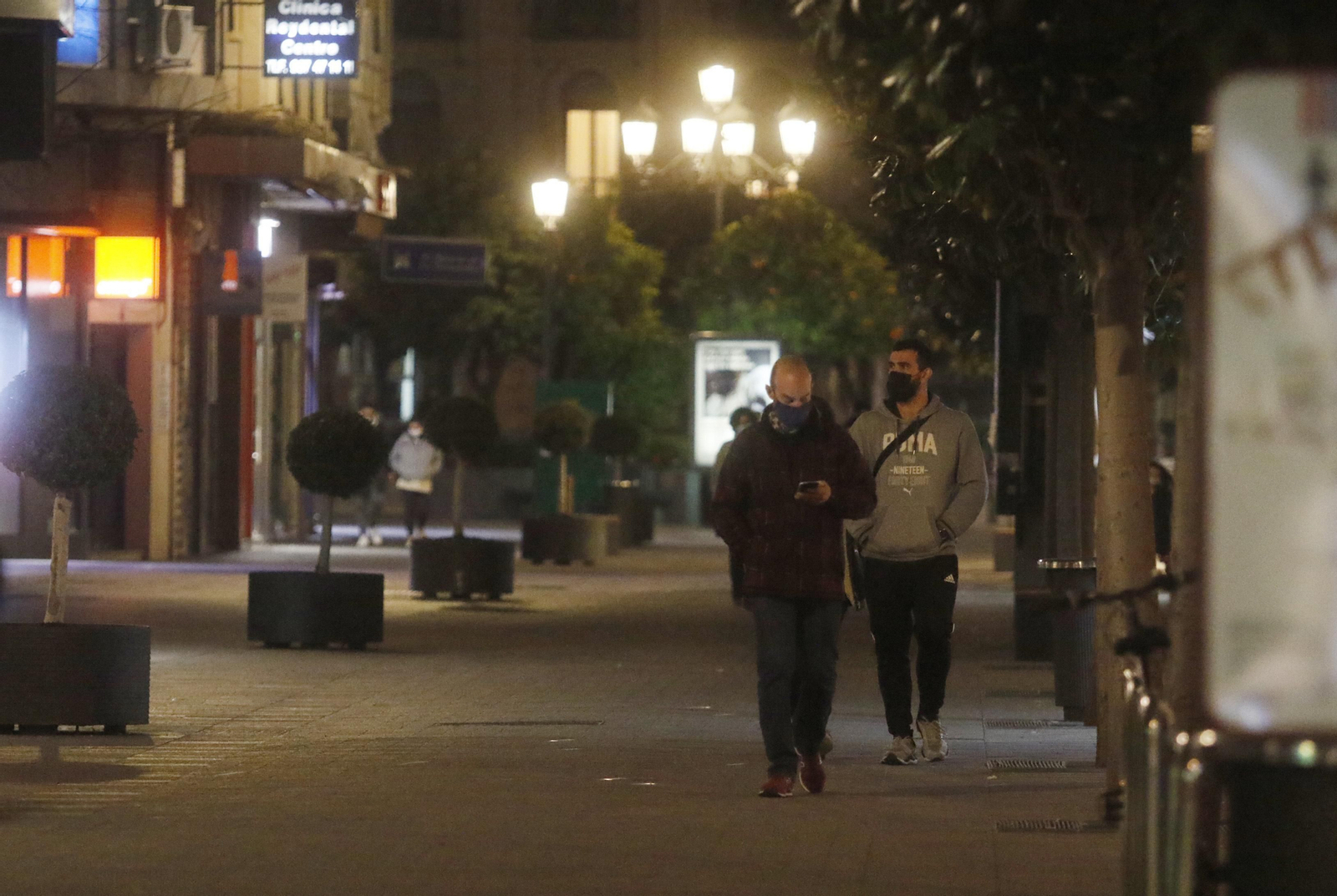 Calle Cruz Conde, por la noche.