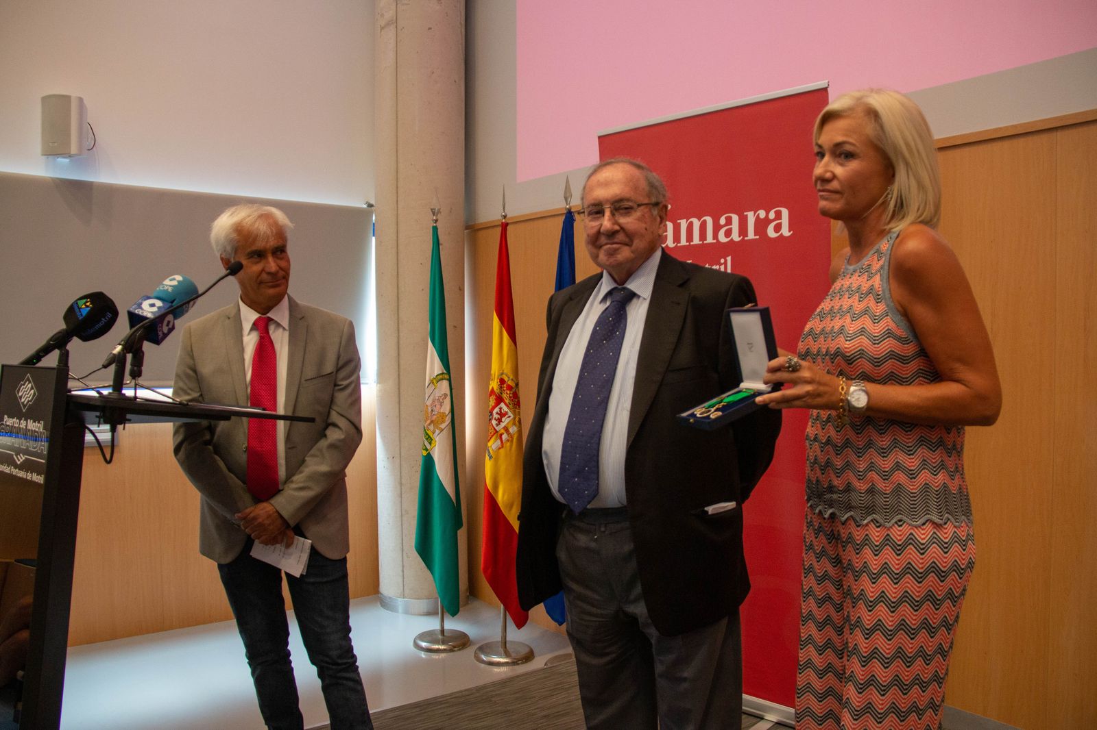 Cámara España entrega a título póstumo la medalla de oro a Ángel Gijón